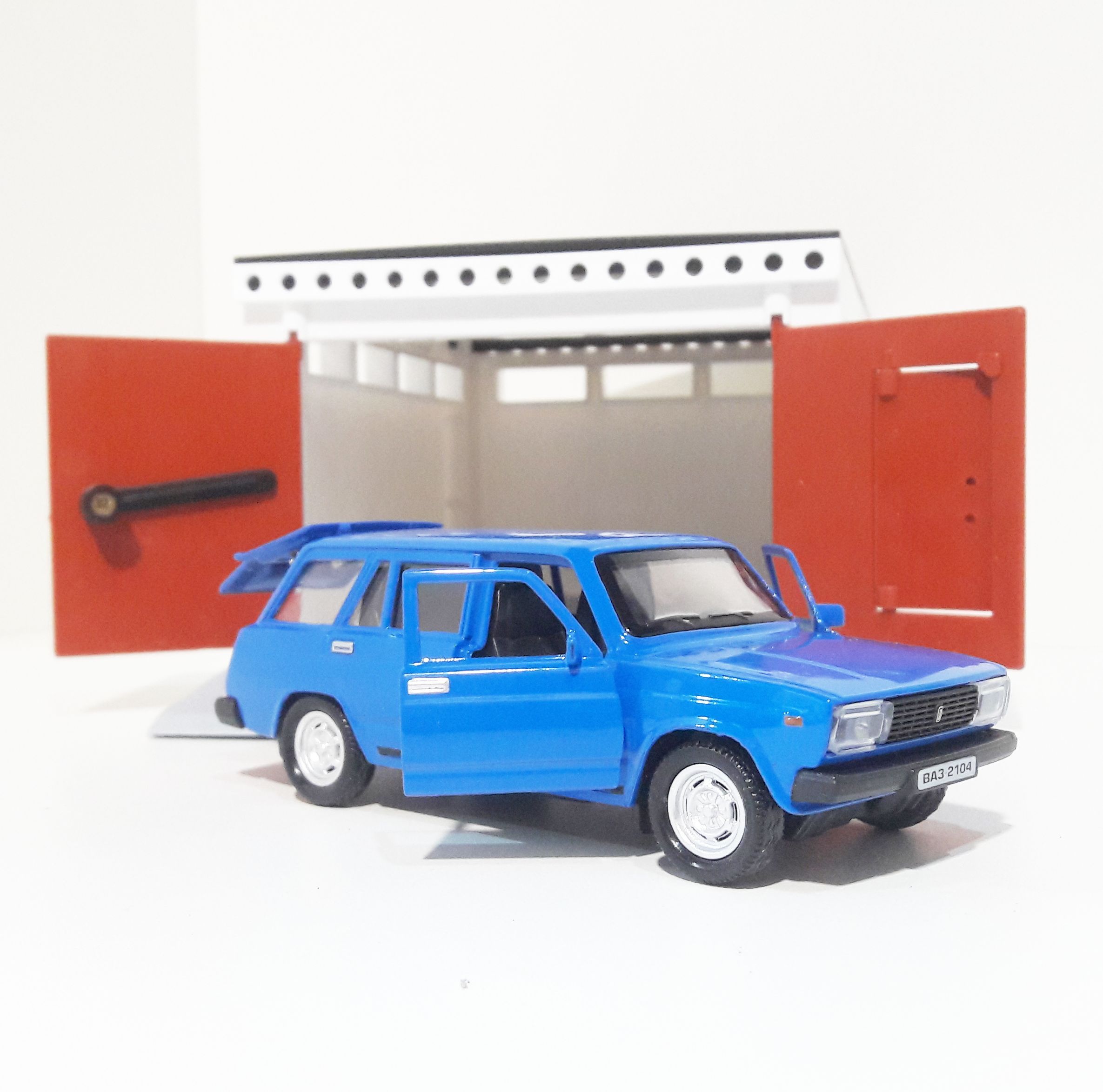 Игрушечный разборный гараж с распашными воротами 21 см и металлическая инерционная 12 см машинка 2104 с открывающимися дверями синяя