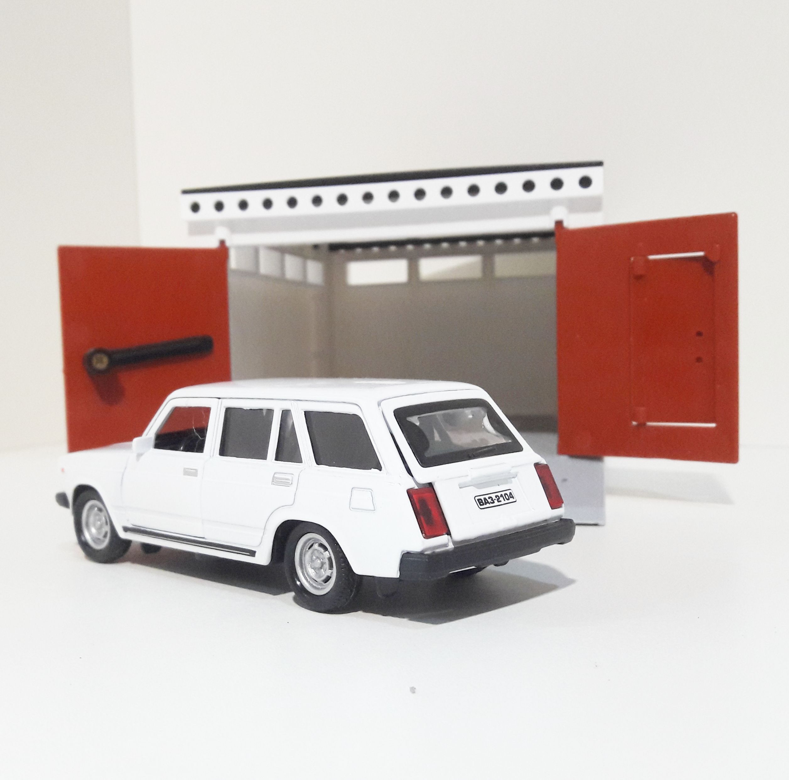 Игрушечный разборный гараж с распашными воротами 21 см и металлическая инерционная 12 см машинка 2104 с открывающимися дверями белая