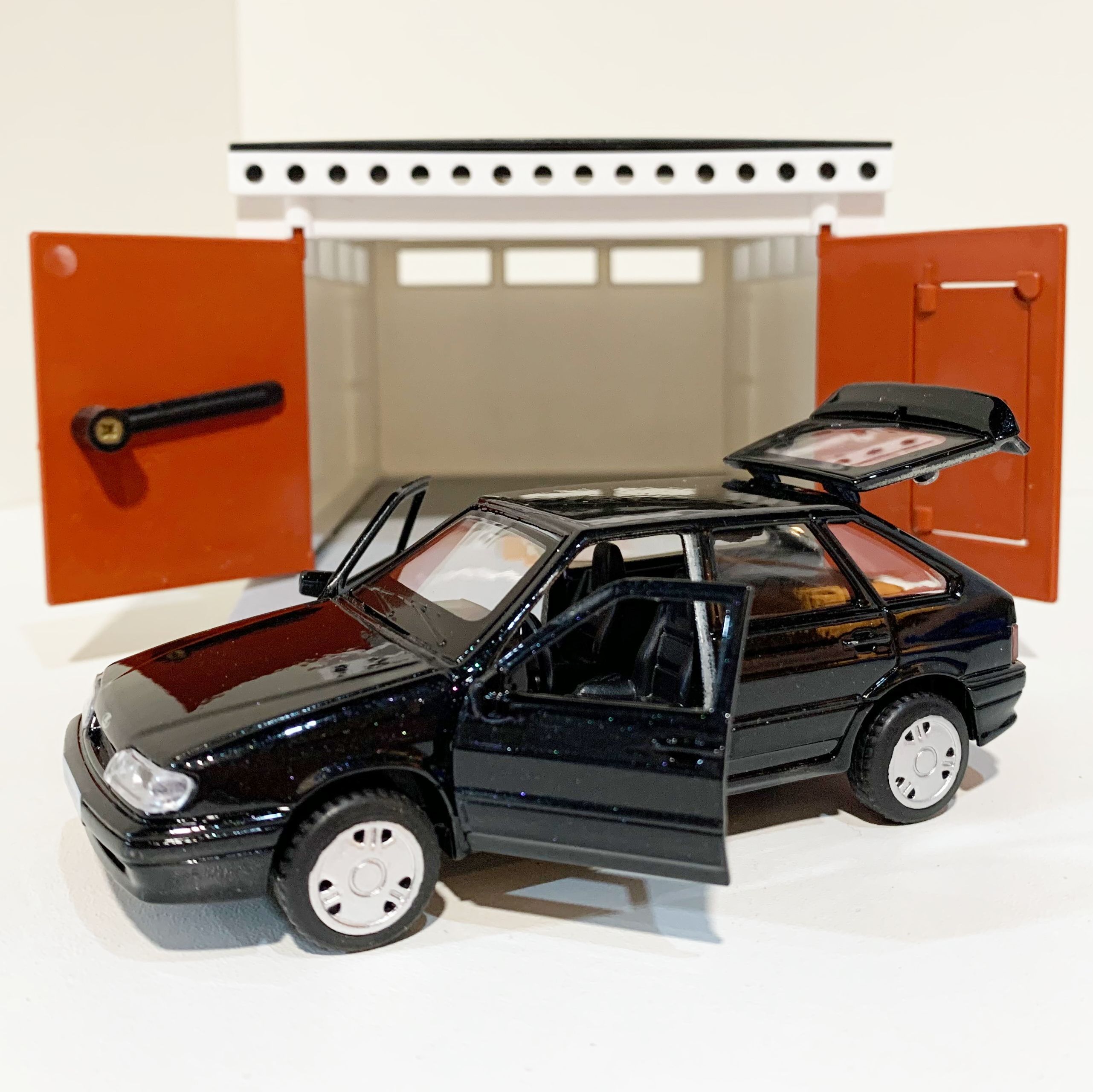 Гараж с распашными воротами и металлическая инерционная машинка ВАЗ 2114 с открывающимися дверями и багажником черная