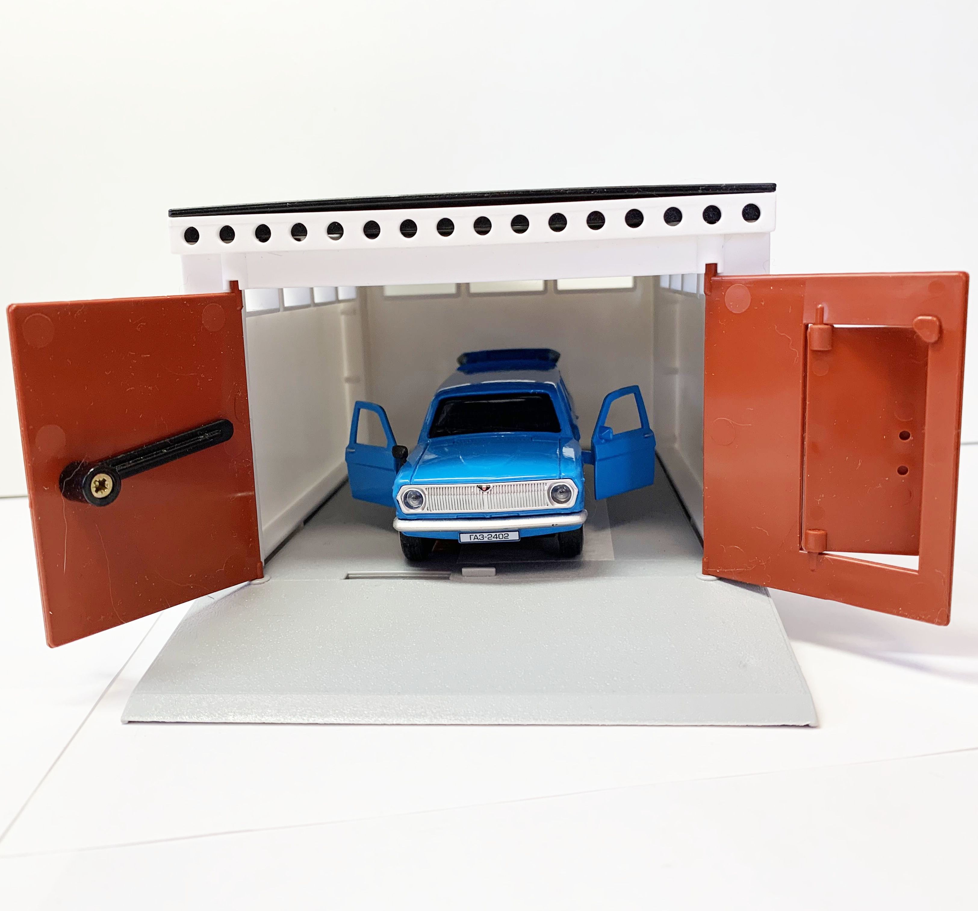 Гараж с распашными воротами и металлическая инерционная машинка Волга универсал 2402 с открывающимися дверями 12 см - голубая