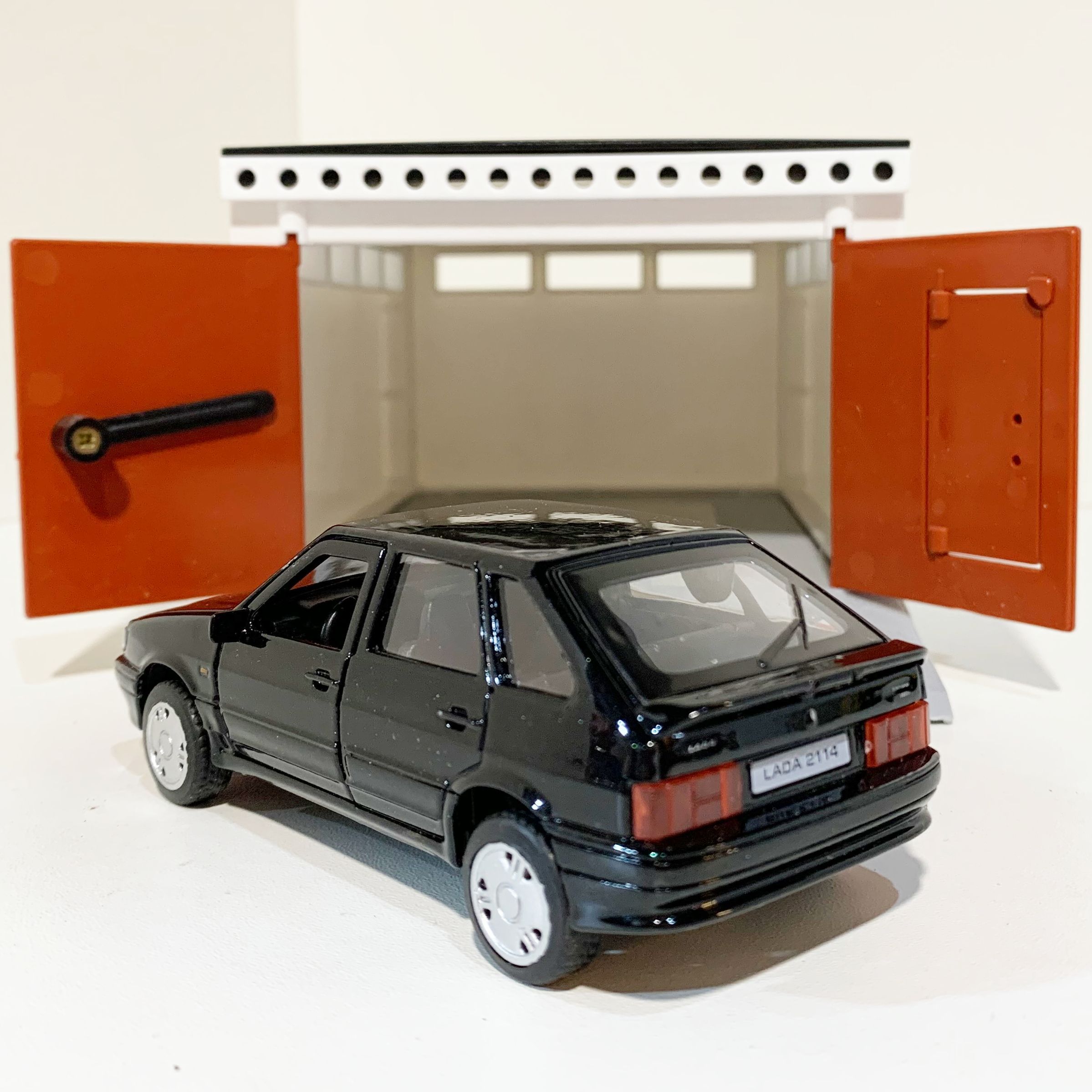 Гараж с распашными воротами и металлическая инерционная машинка ВАЗ 2114 с открывающимися дверями и багажником черная