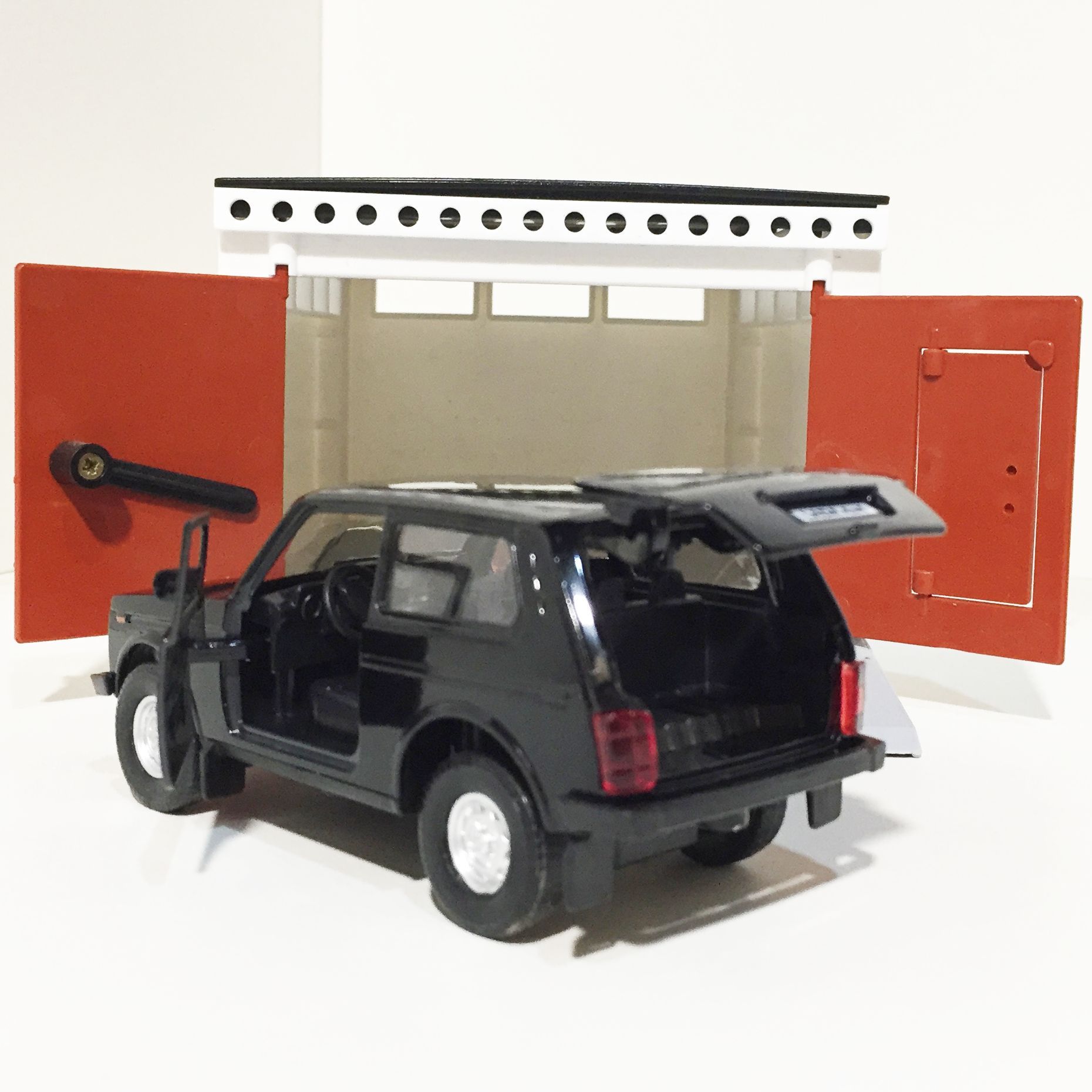 Гараж с распашными воротами - Lada Niva 2121 черная - металл, инерция, открытие дверей, багажника
