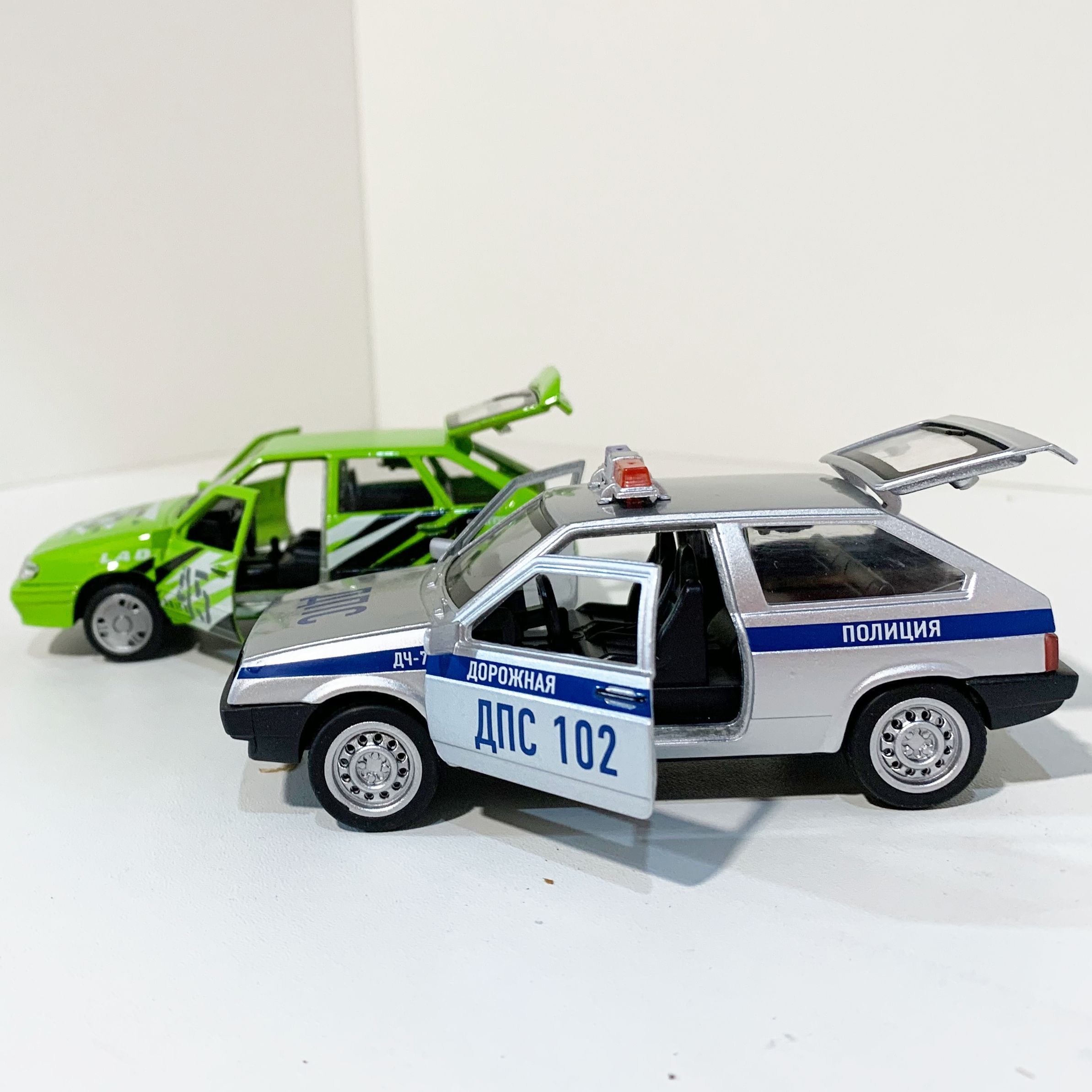 Игровой набор для ребенка Погоня за стритрейсером 2 металлические инерционные машинки нарушитель и ДПС со звуком и светом