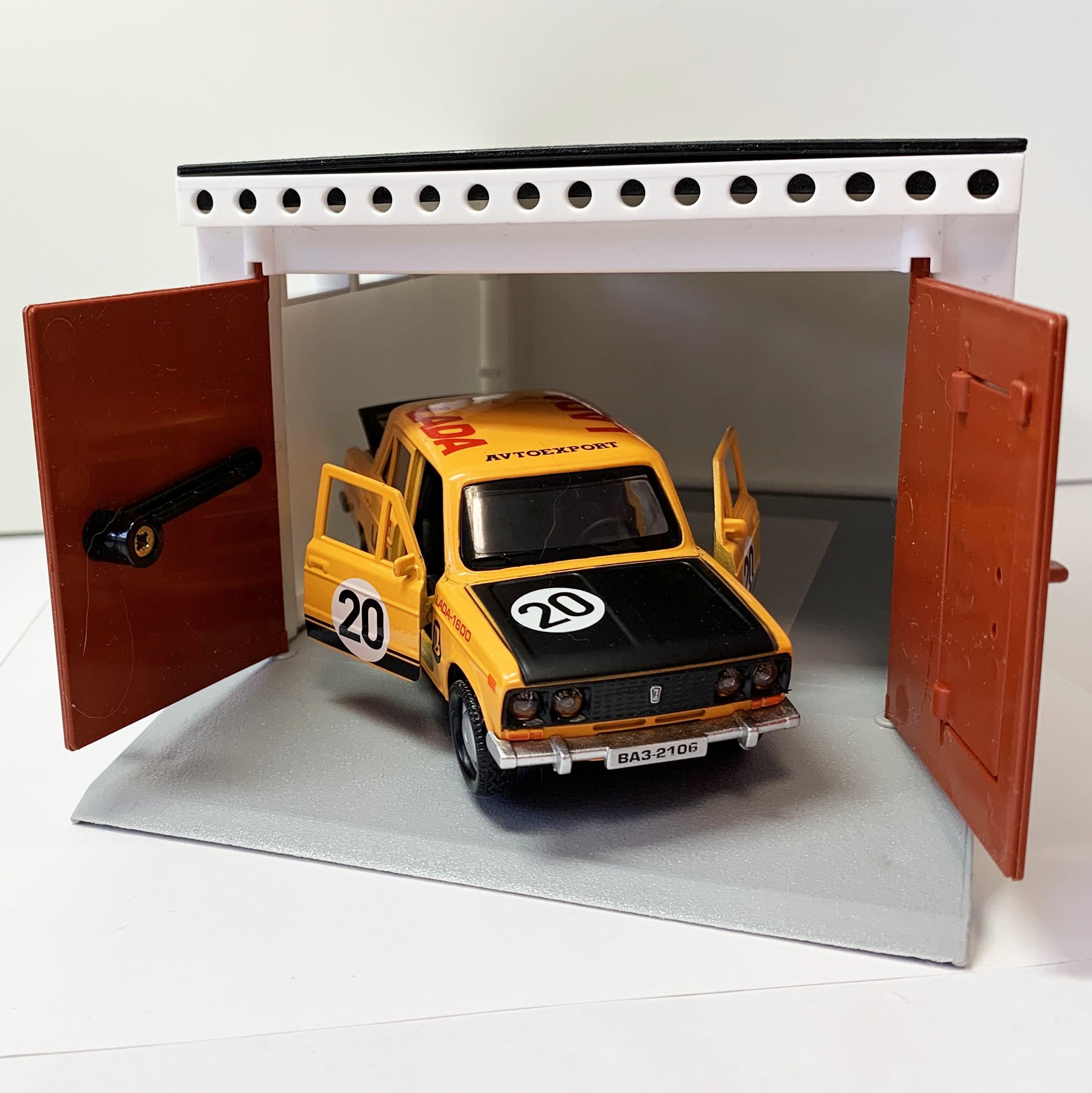 Гараж с распашными воротами и металлическая инерционная машинка ВАЗ 2106 СПОРТ с открывающимися дверями и багажником оранжевая
