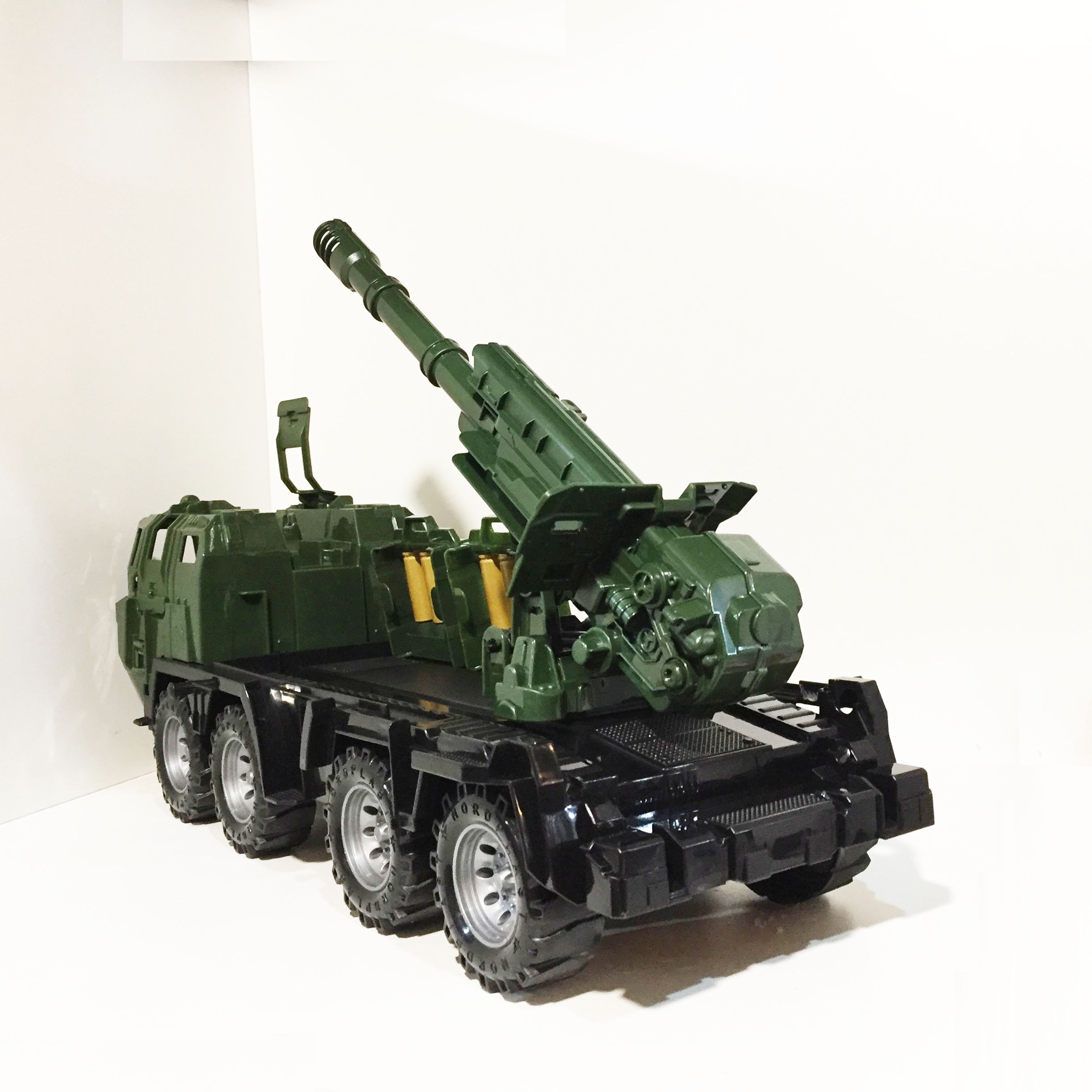 Игрушечная большая стреляющая военная пушка - самоходная артиллерийская установка
