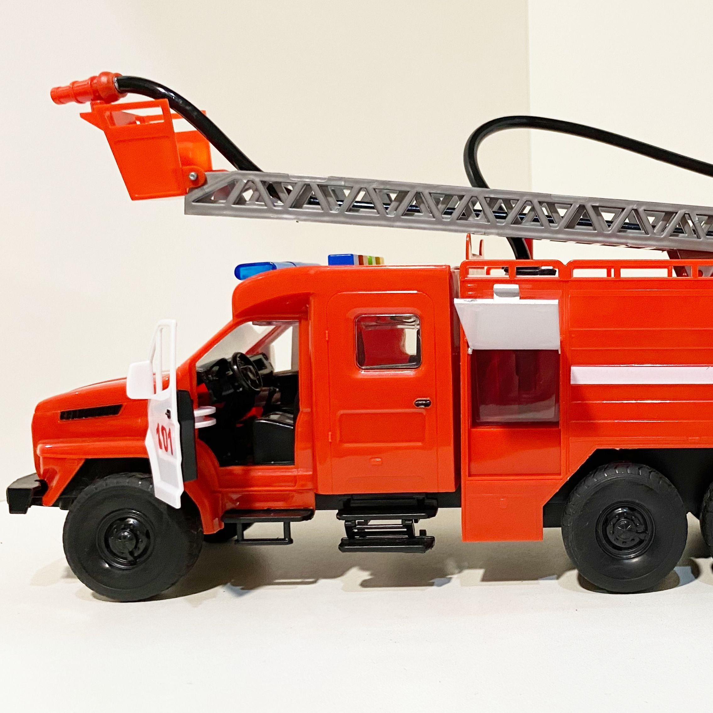 Реалистичная пожарная машина 28 см с цистерной и насосом для разбрызгивания воды свет, звук, инерция