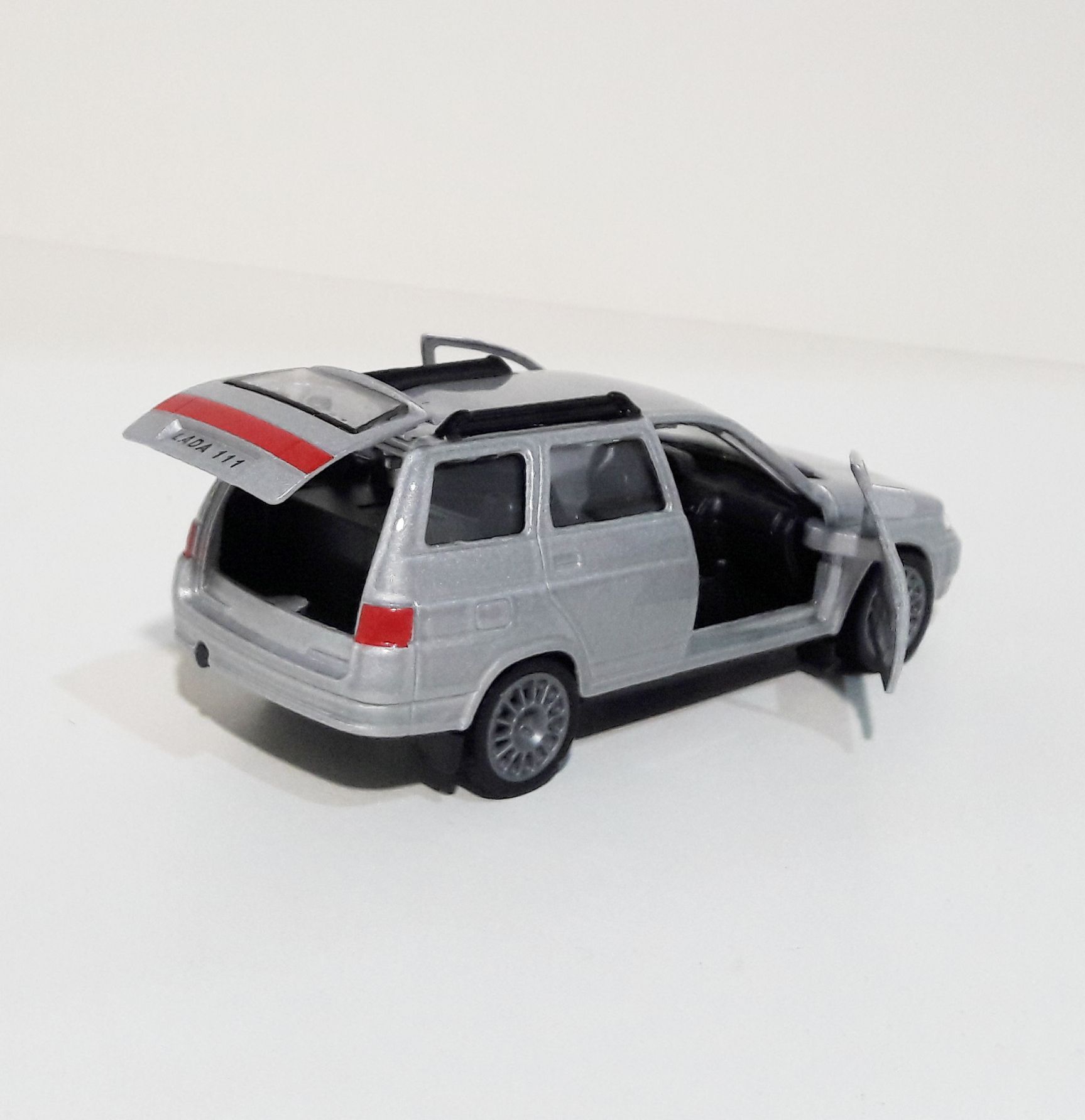 Металлическая инерционная машинка универсал 2111 серебристая