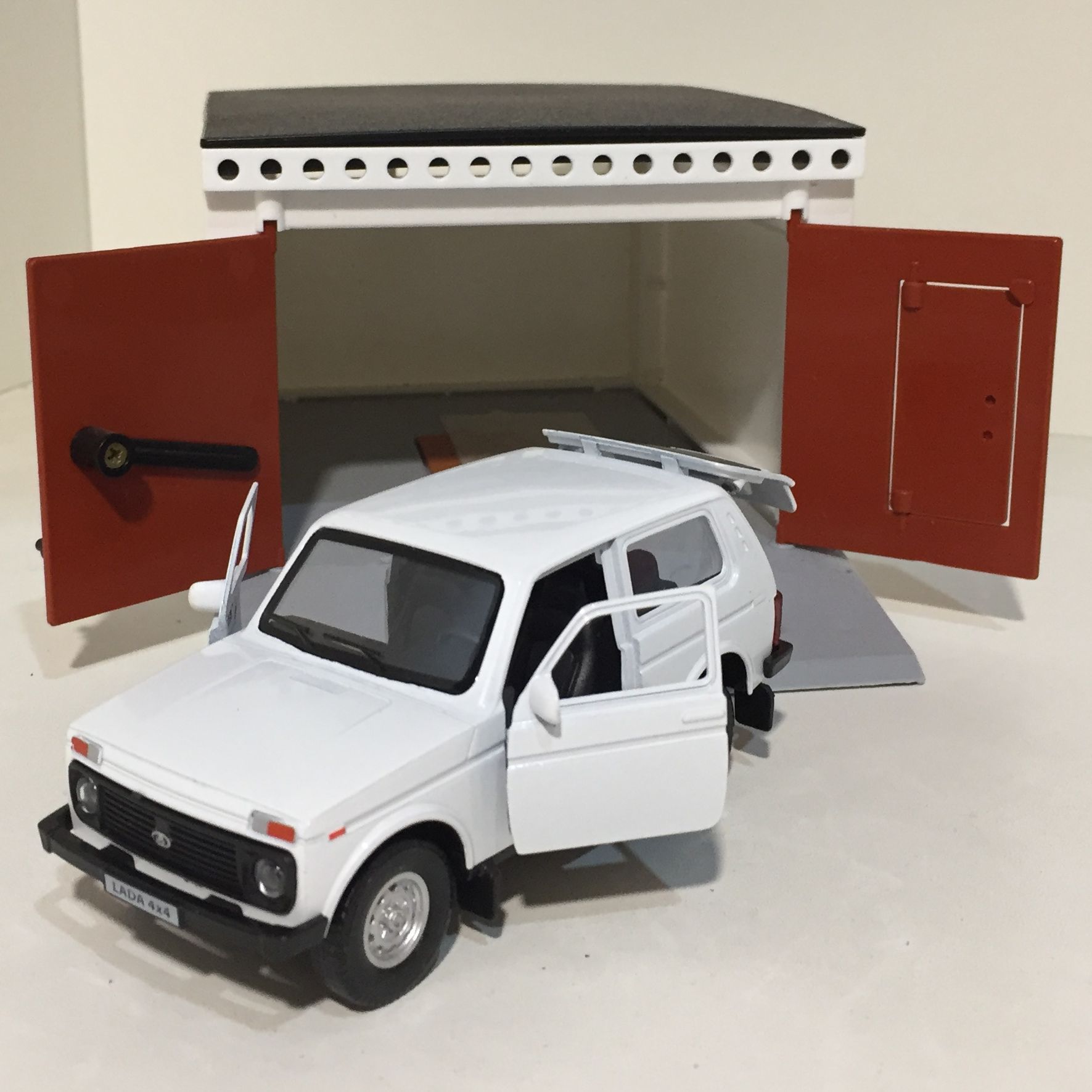 Гараж с распашными воротами - Lada Niva 2121 белая - металл, инерция, открытие дверей, багажника
