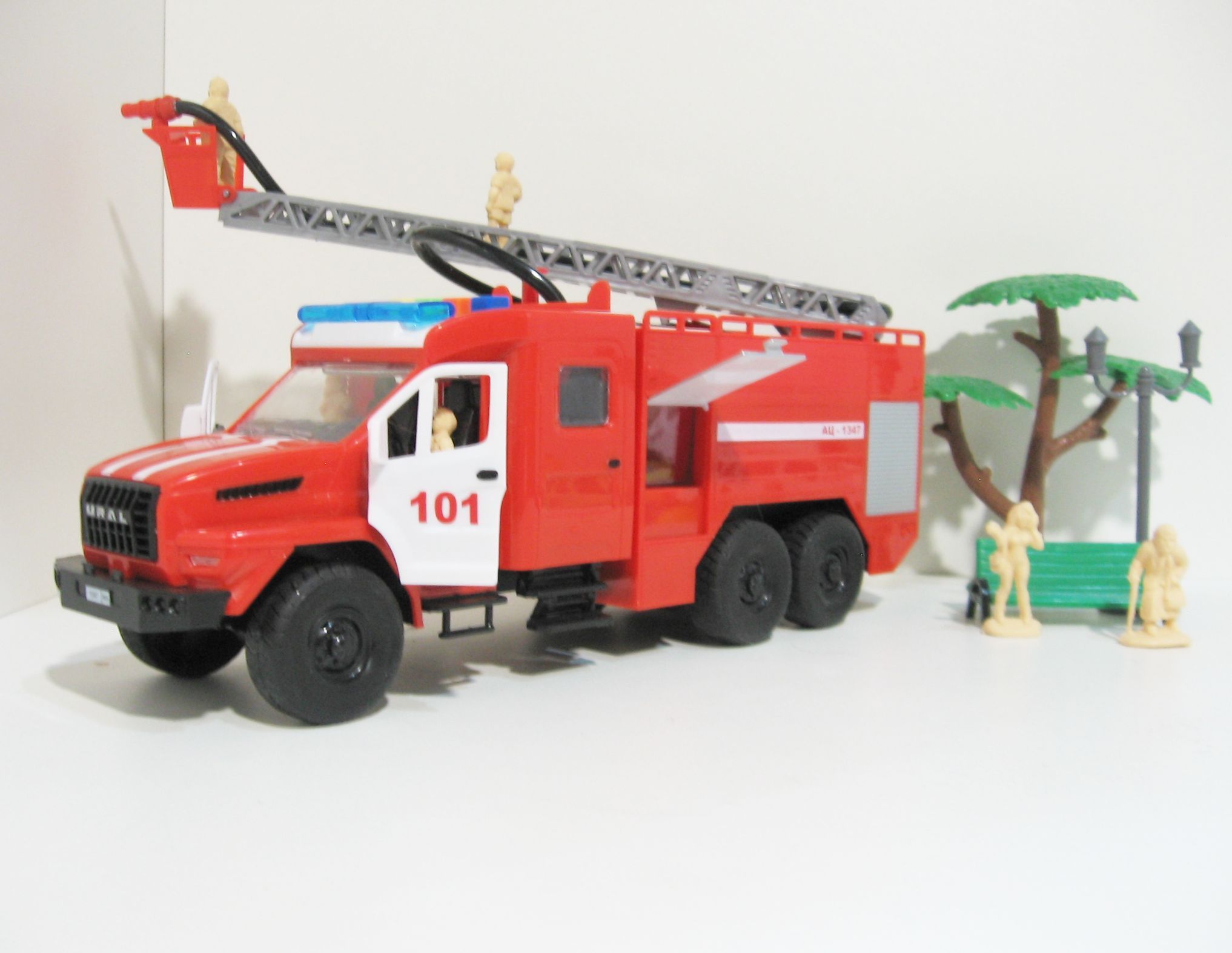 Пожарная машина 28 см с водой, насосом, цистерной и 6-ю фигурками людей -свет, звук, инерция