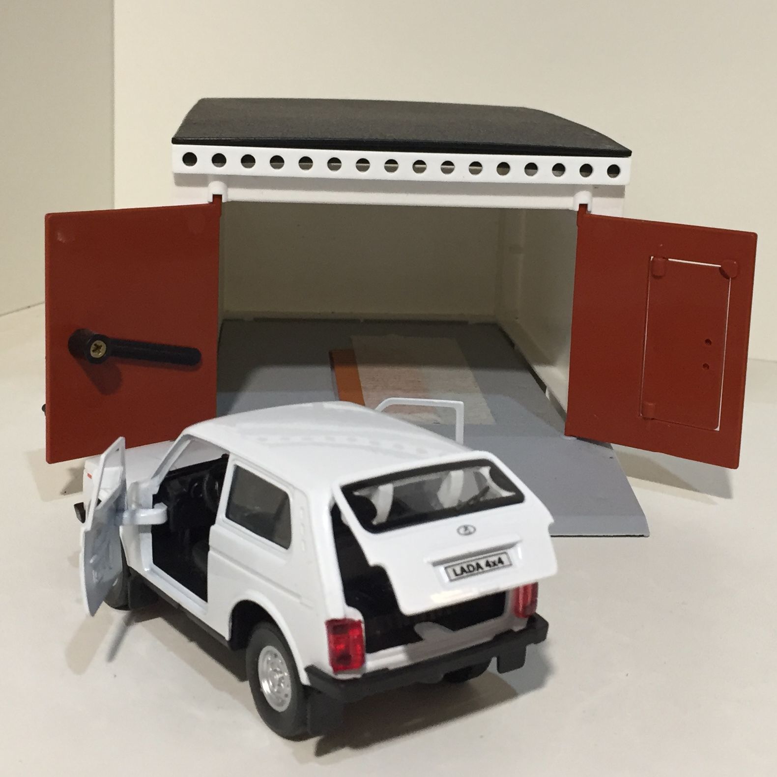 Гараж с распашными воротами - Lada Niva 2121 белая - металл, инерция, открытие дверей, багажника