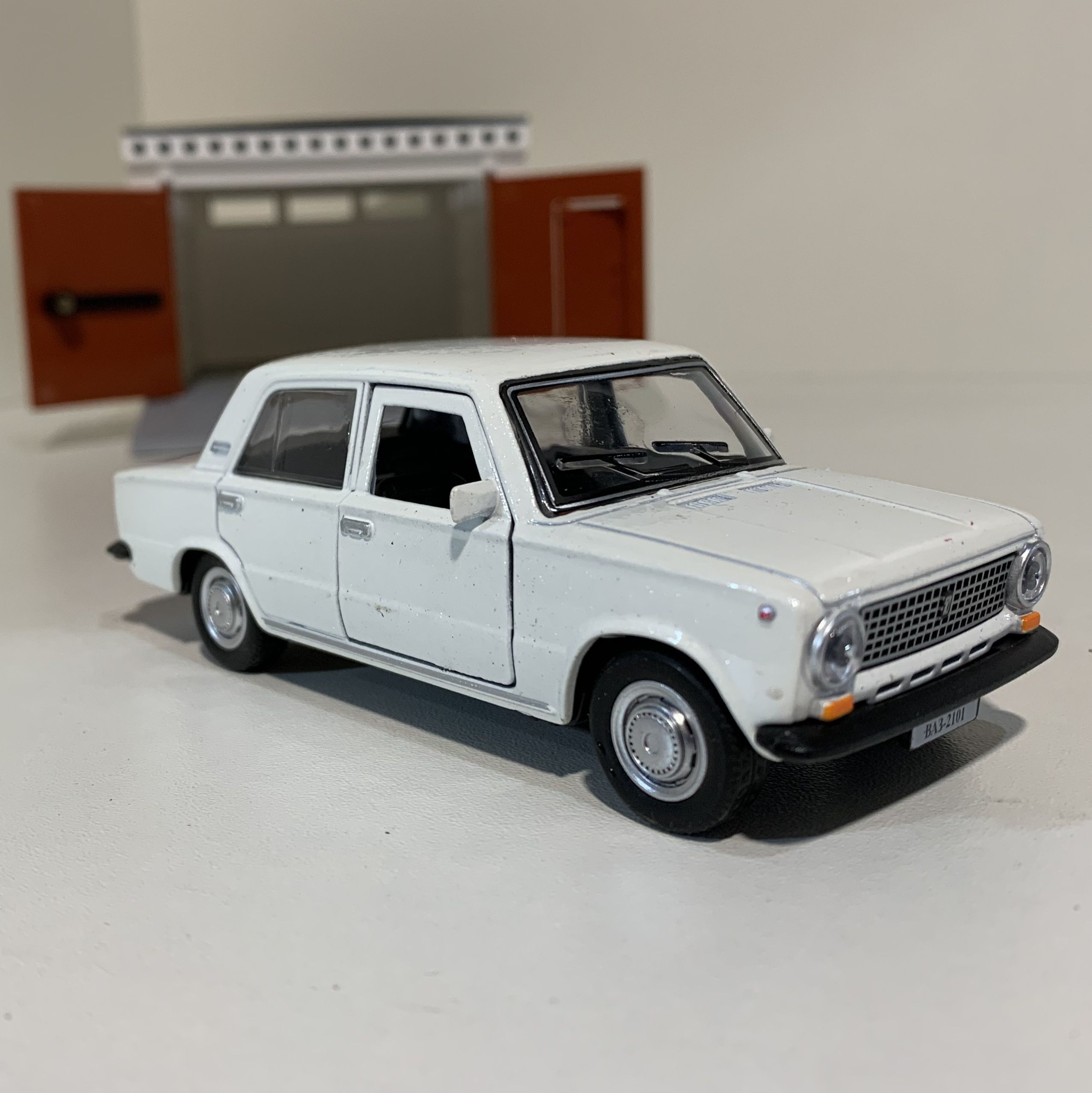 Гараж с распашными воротами и металлическая машинка модель ВАЗ 2101 инерция, 2 откр. двери и багажник - белая