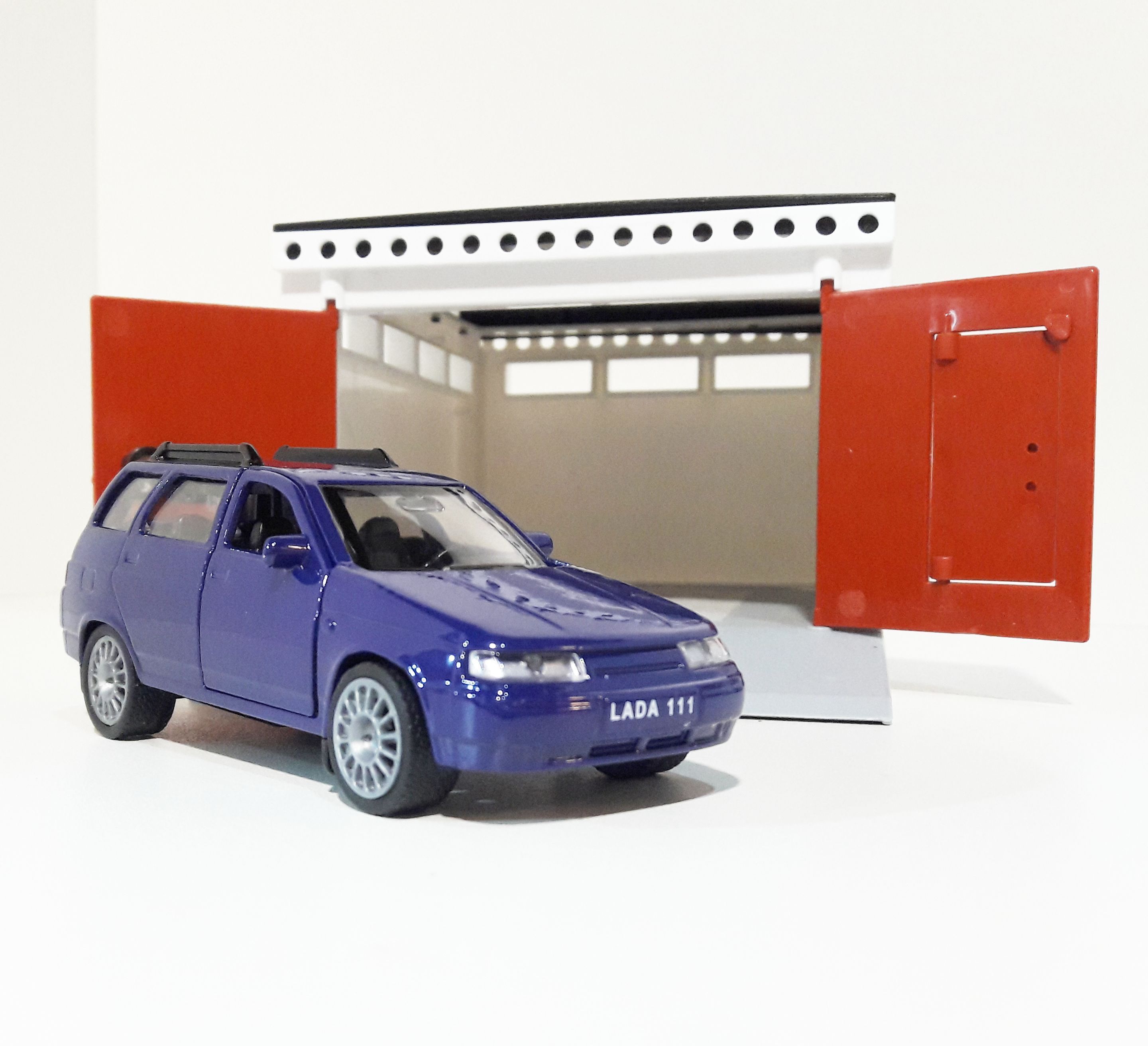 Гараж с распашными воротами и металлическая машинка универсал 2111 инерция, открывающиеся двери и багажник синяя