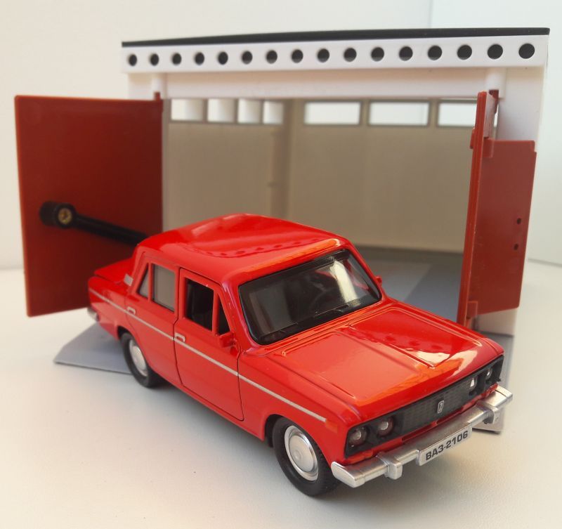 Гараж с распашными воротами и металлическая инерционная машинка ВАЗ 2106 с открывающимися дверями и багажником