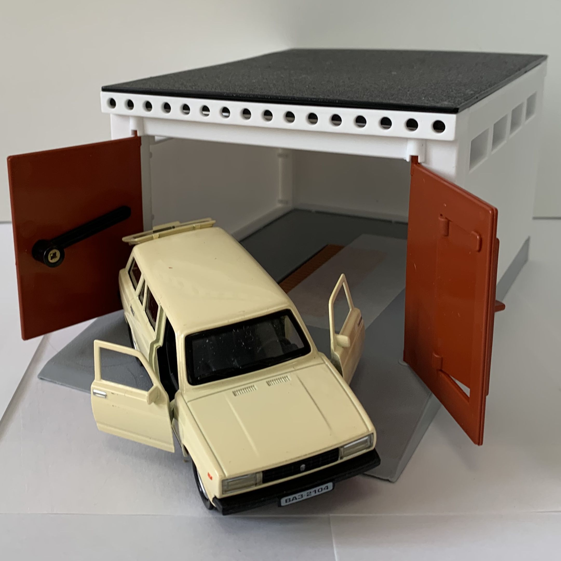 Игрушечный разборный гараж с распашными воротами 21 см и металлическая инерционная машинка 2104 с открывающимися дверями 12 см-бежевая