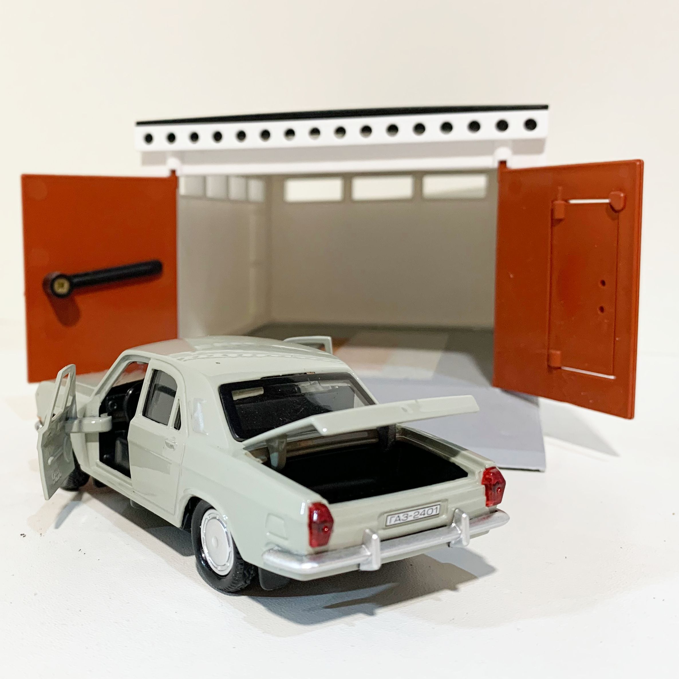 Металлическая инерционная машинка ВОЛГА ГАЗ 2401 седан бежевая - ретро модель СССР