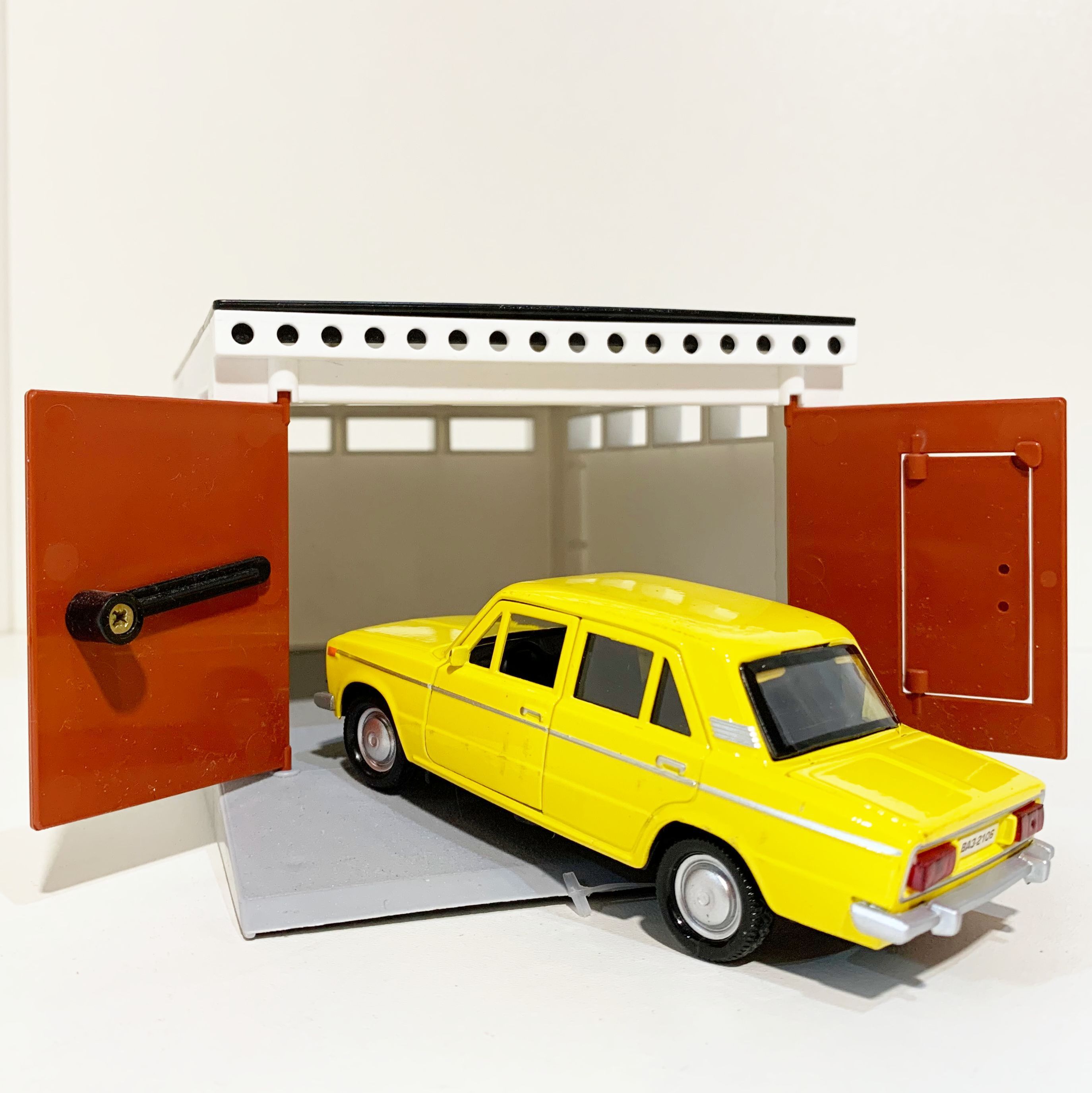 Гараж с распашными воротами и металлическая инерционная машинка ВАЗ 2106 с открывающимися дверями и багажником желтая