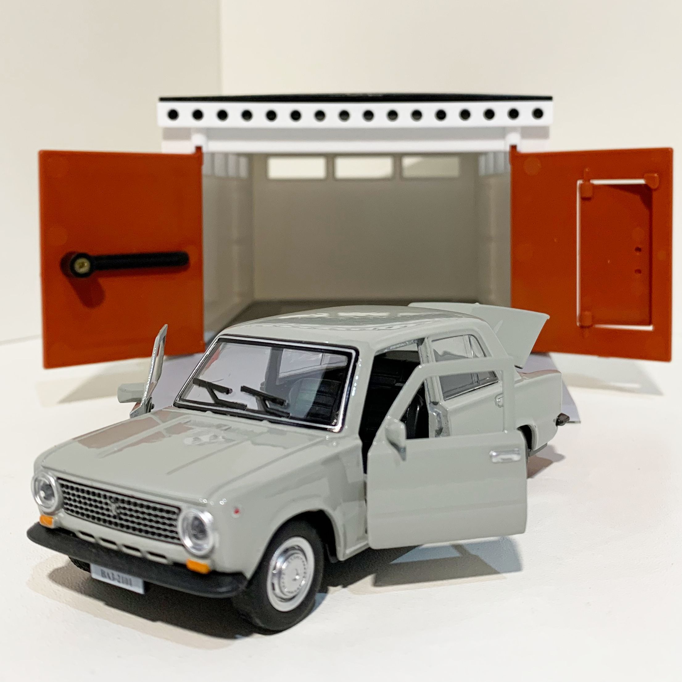 Гараж с распашными воротами и металлическая машинка 12 см модель ВАЗ 2101 инерция, 2 откр. двери и багажник - серая