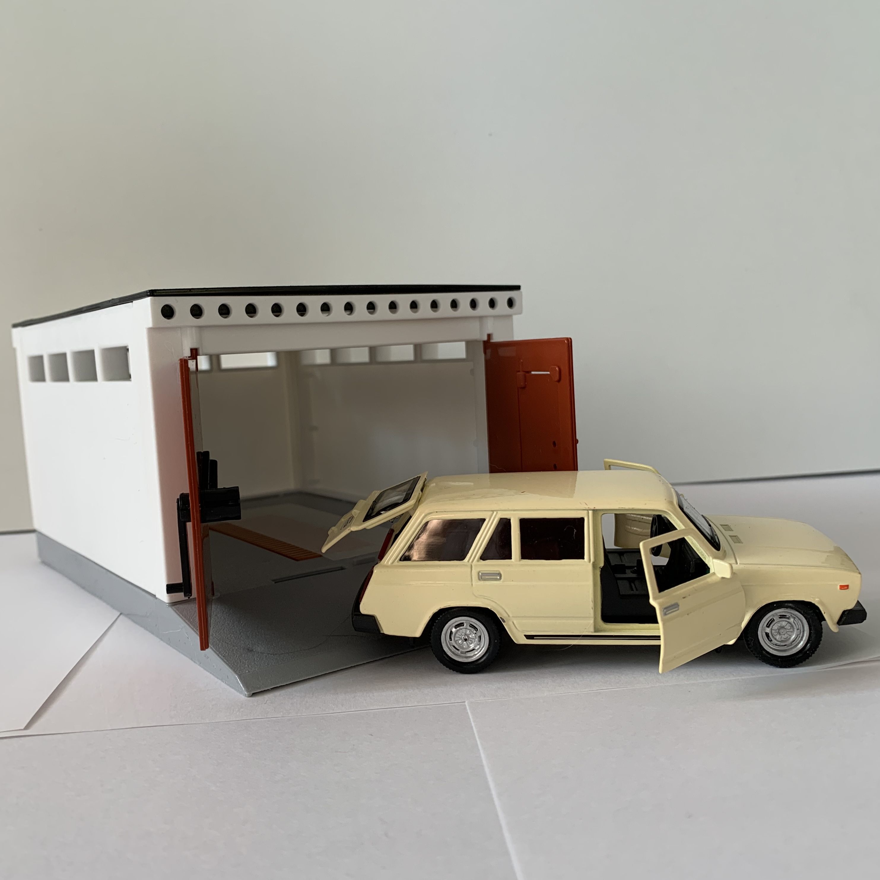 Игрушечный разборный гараж с распашными воротами 21 см и металлическая инерционная машинка 2104 с открывающимися дверями 12 см-бежевая