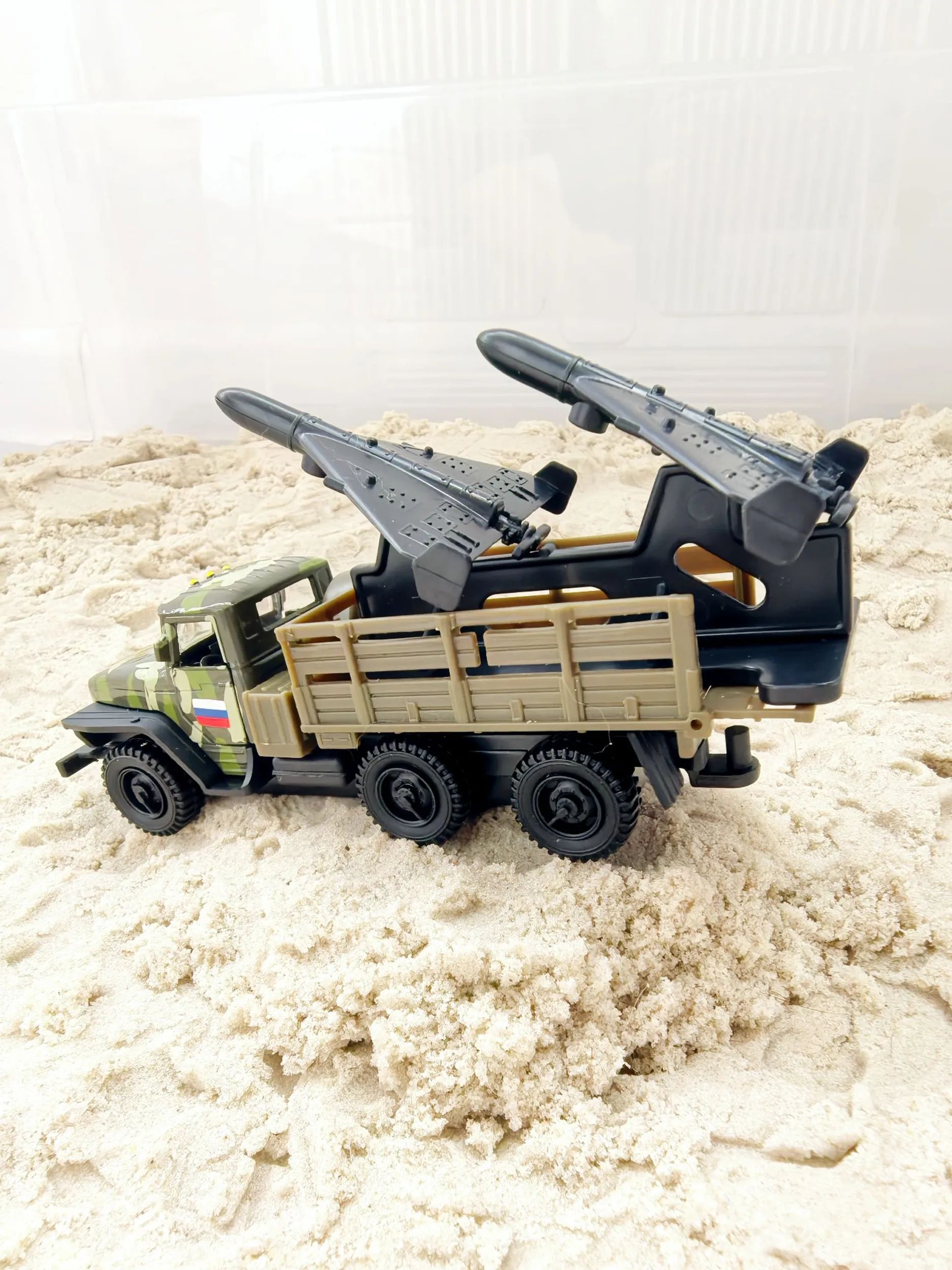Игрушечные самолеты беспилотники дроны - 2 шт. в кузове военного грузовика Урал