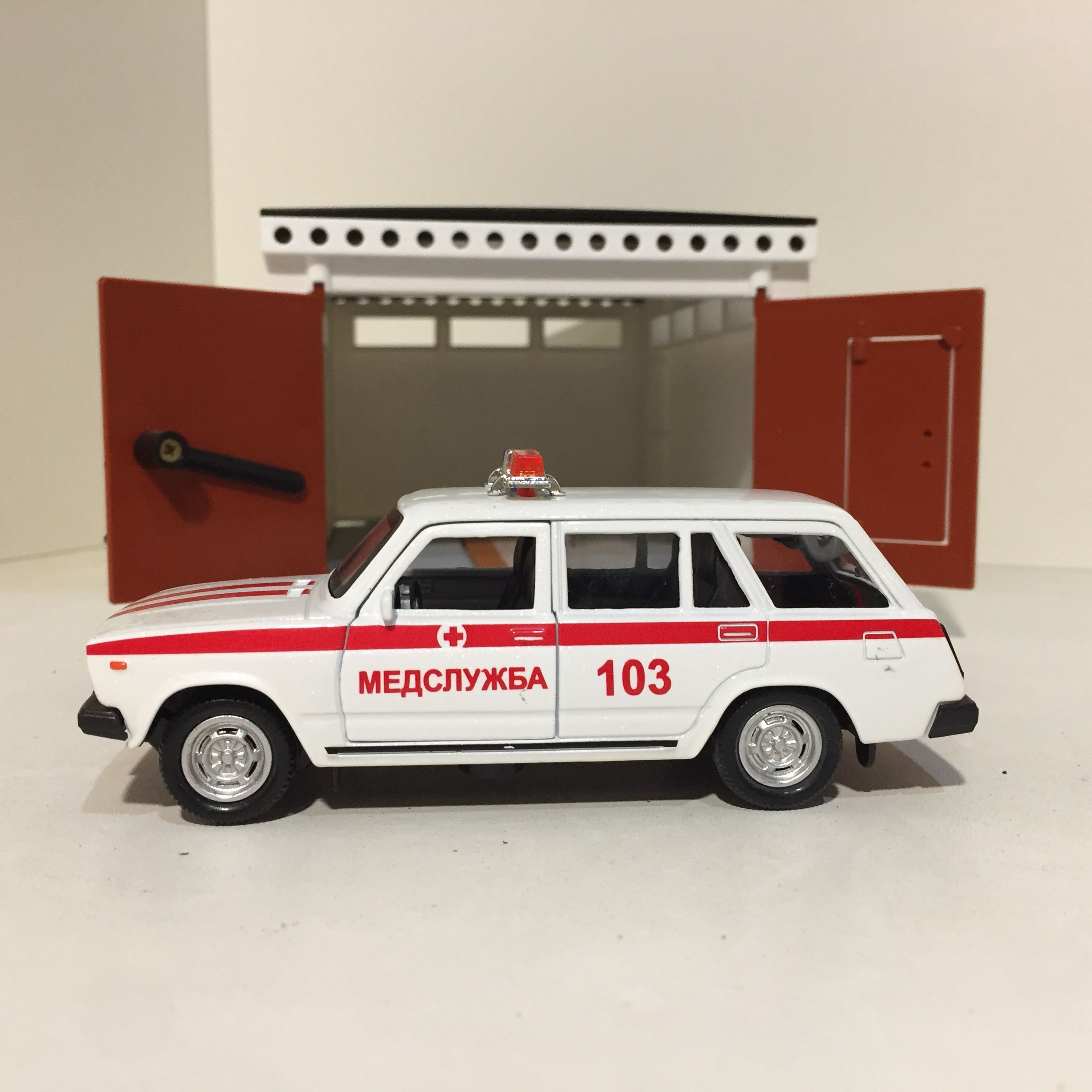 Гараж распашной и машинка скорая помощь 2104 - звук, металл, инерция, открытие дверей, багажника