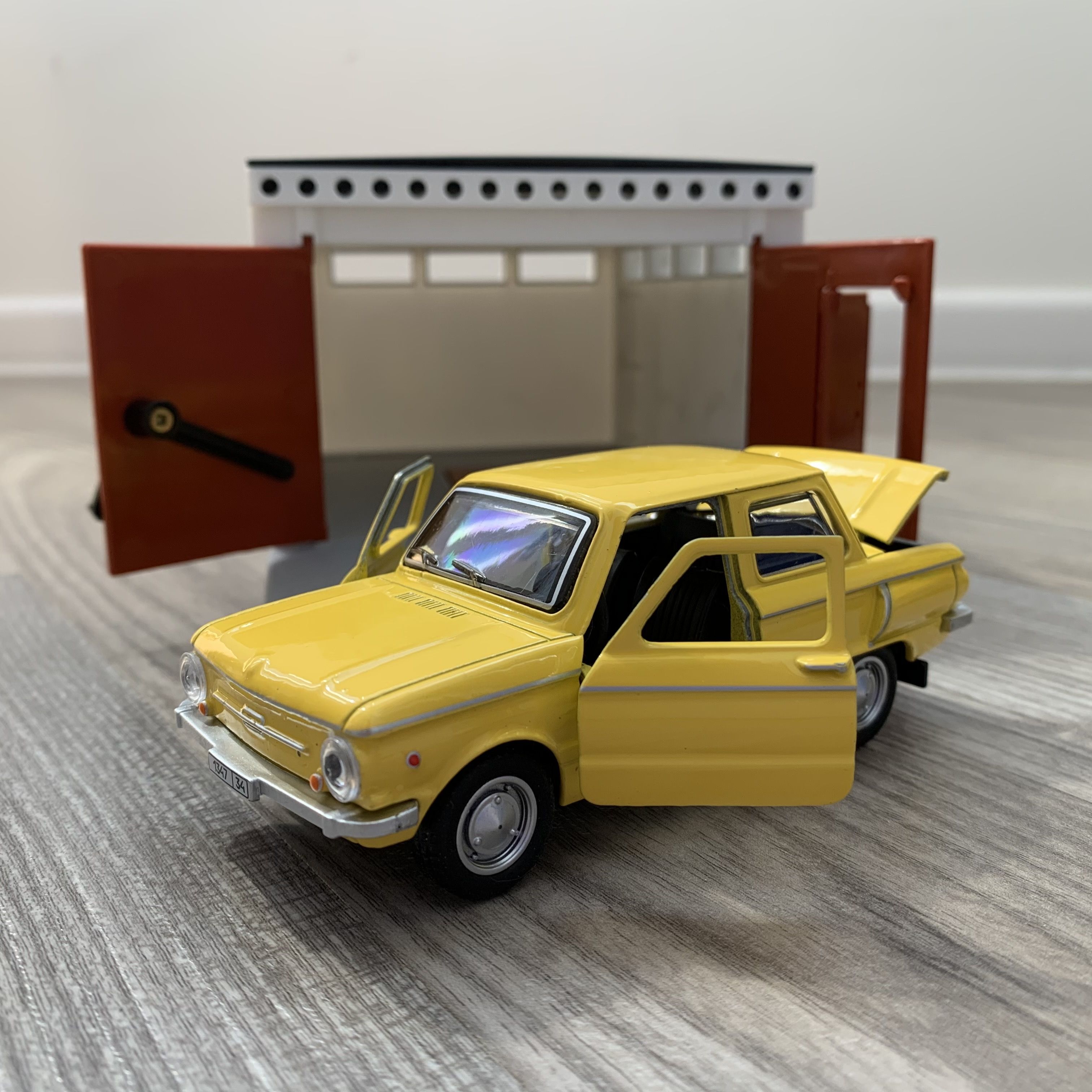 Гараж с распашными воротами и металлическая машинка 12 см модель Запорожец ЗАЗ-968А инерция, открытие 2-х дверей, багажника - желтый