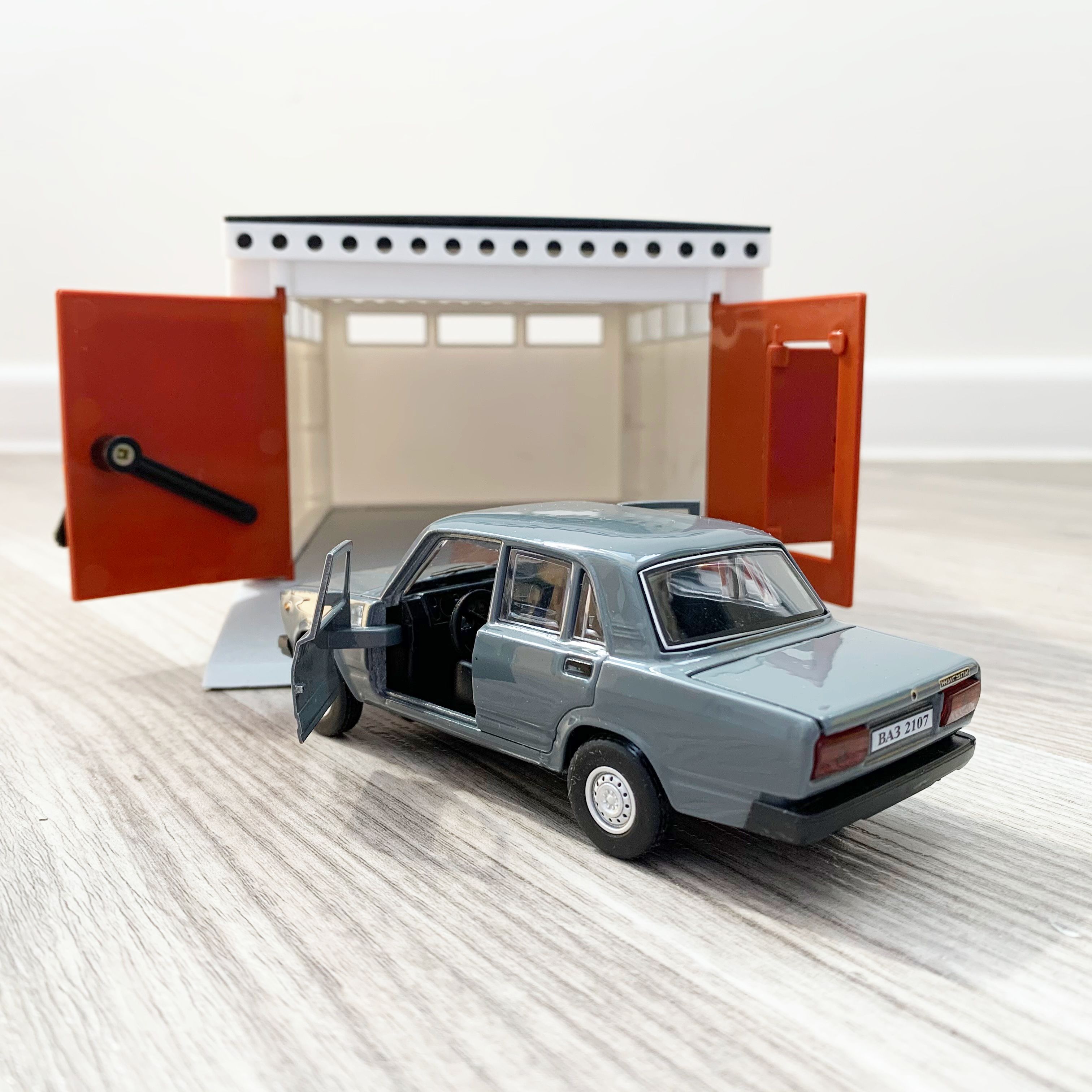 Гараж с распашными воротами и металлическая машинка 12 см модель ВАЗ 2107 инерция, 2 откр. двери и багажник - серая
