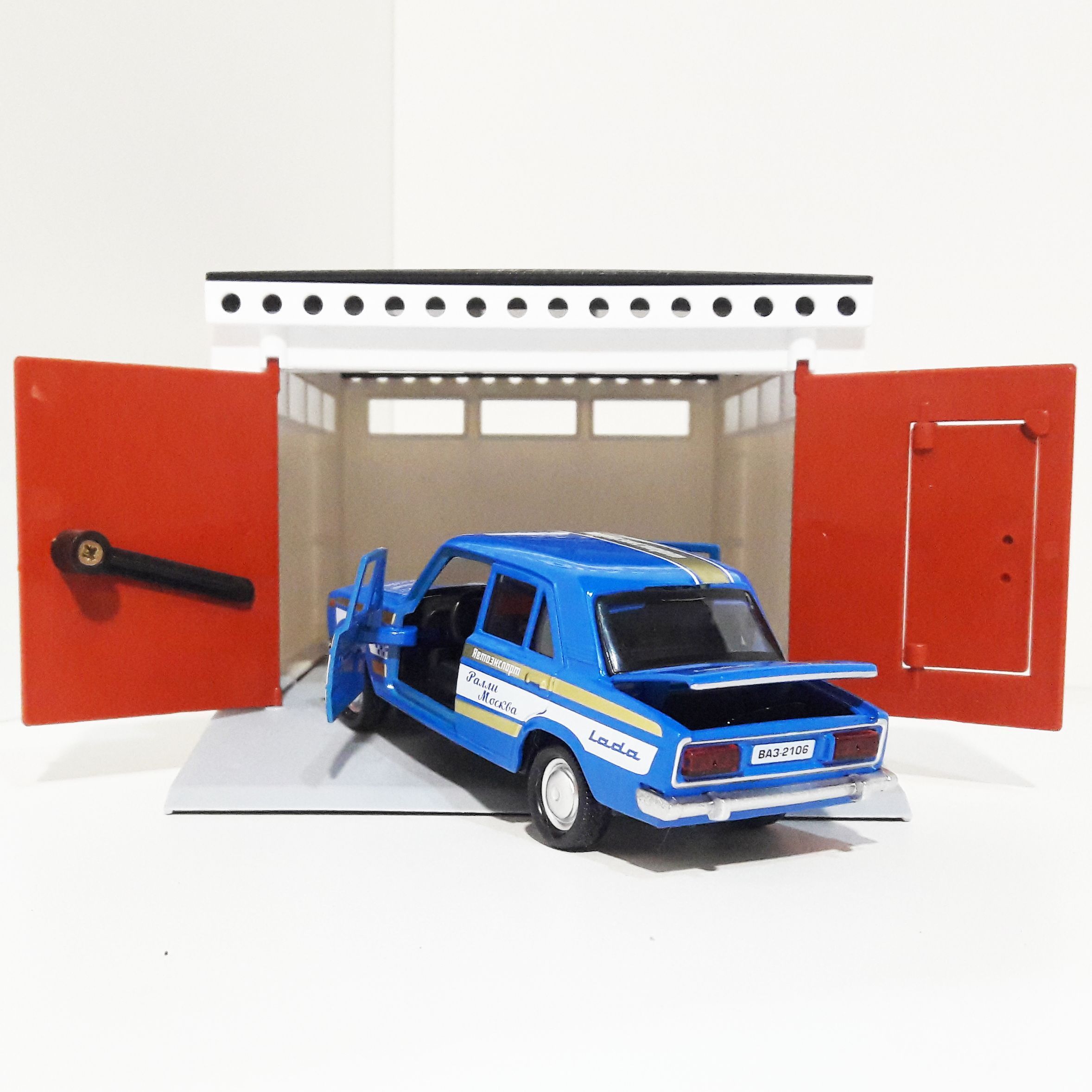 Гараж с распашными воротами и машинка ВАЗ 2106 СПОРТ синяя - звук, металл, инерция, открытие дверей, багажника