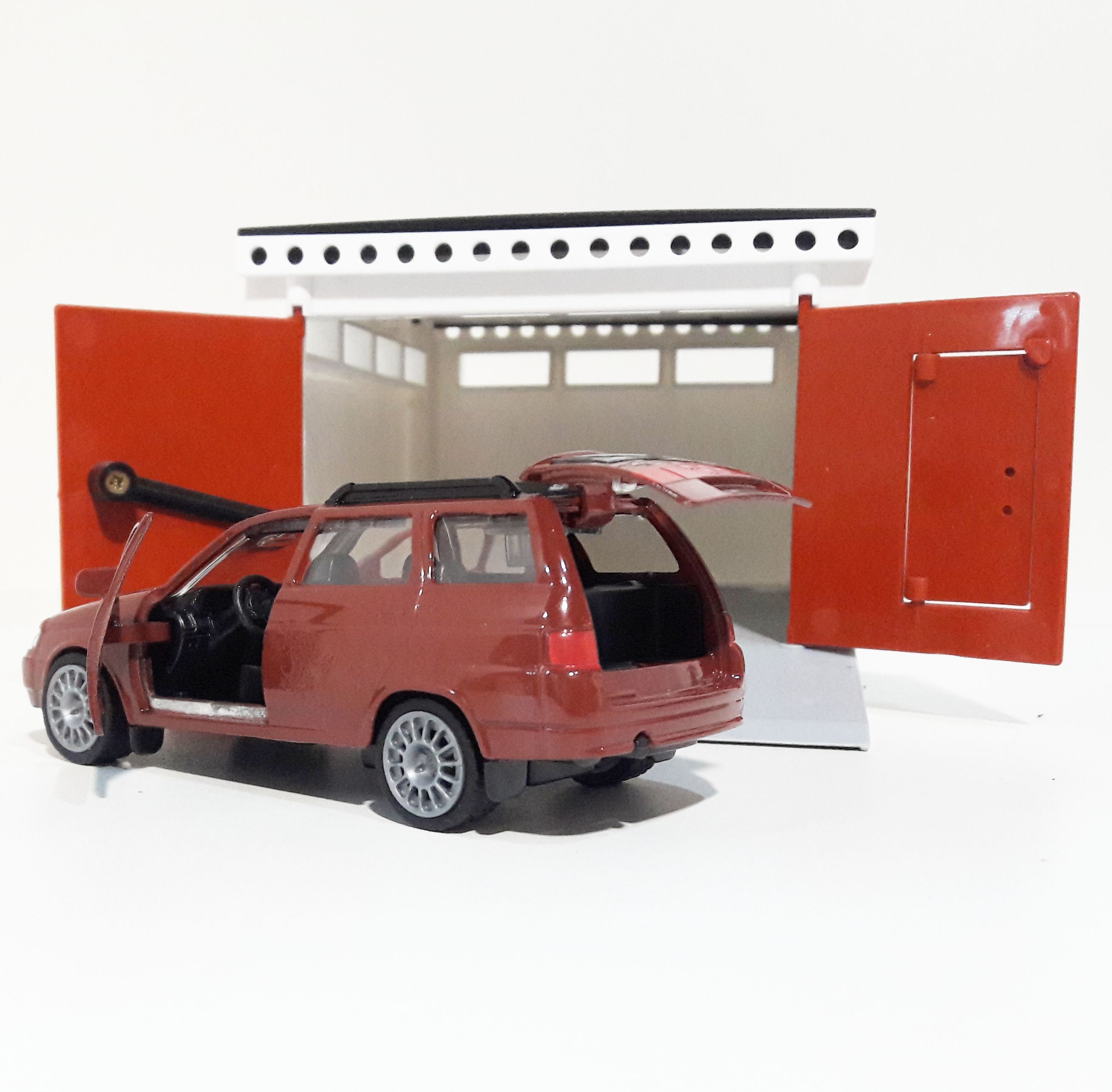 Гараж с распашными воротами и металлическая машинка универсал 2111 инерция, открывающиеся двери и багажник бордовая