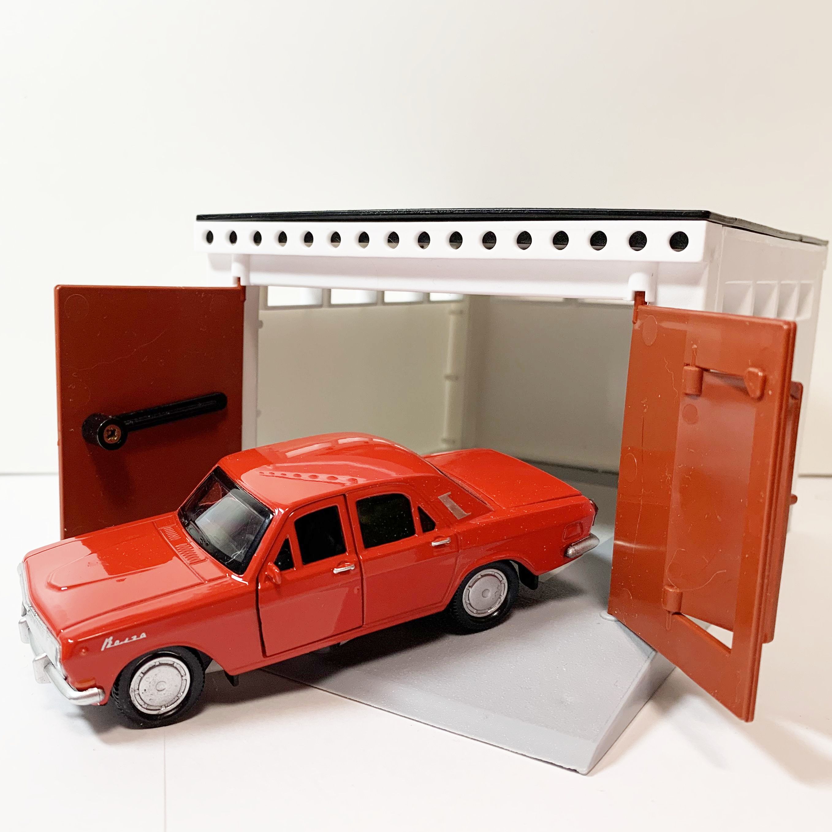 Игрушечный ретро гараж 21 см с распашными воротами и металлическая инерционная машинка Волга СССР с открывающимися дверями 12 см