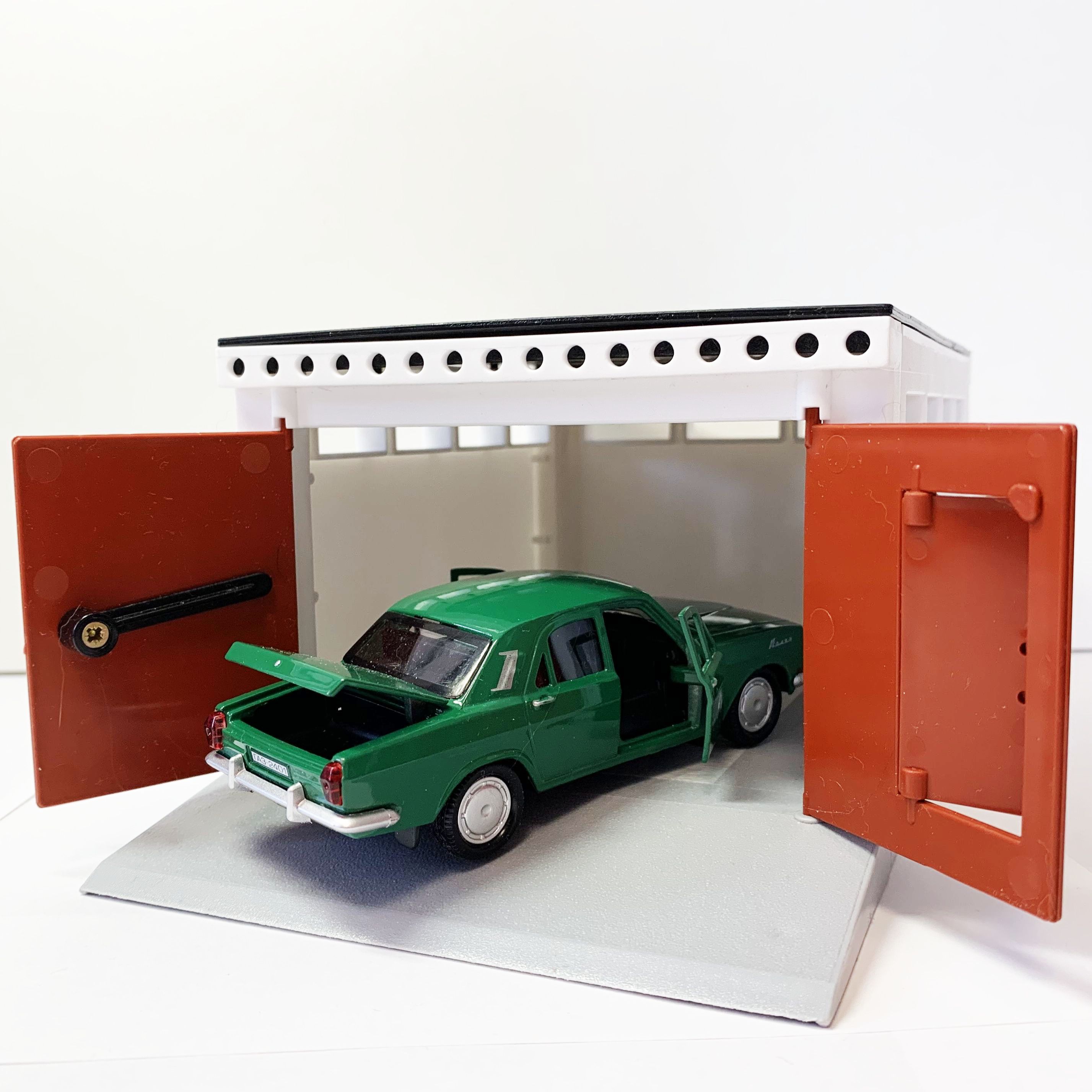 Гараж с распашными воротами и металлическая инерционная машинка зеленая Волга седан 2401 с открывающимися дверями 12 см
