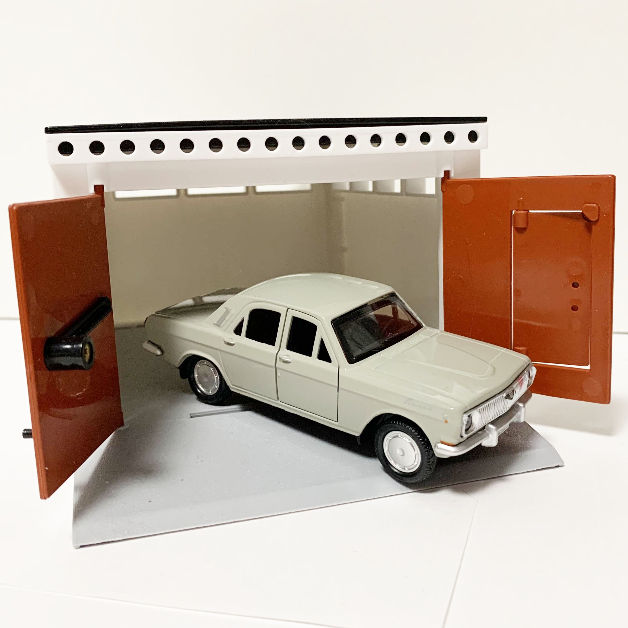 Гаражный бокс с распашными воротами и металлическая инерционная машинка Волга 2401 седан с открывающимися дверями 12 см - серая