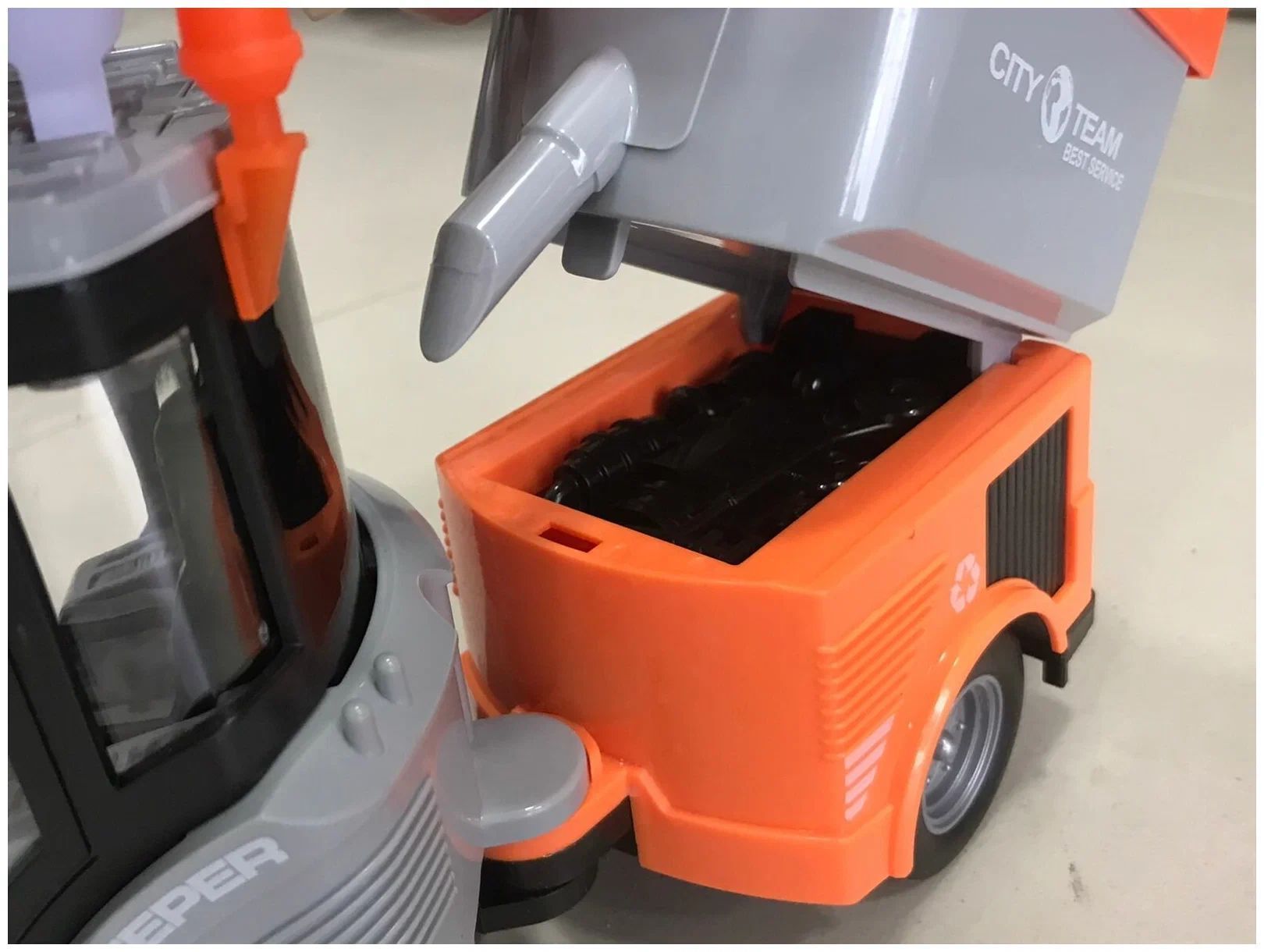 Игрушечная мусороуборочная коммунальная машинка свет, звук, инерция - 20 см