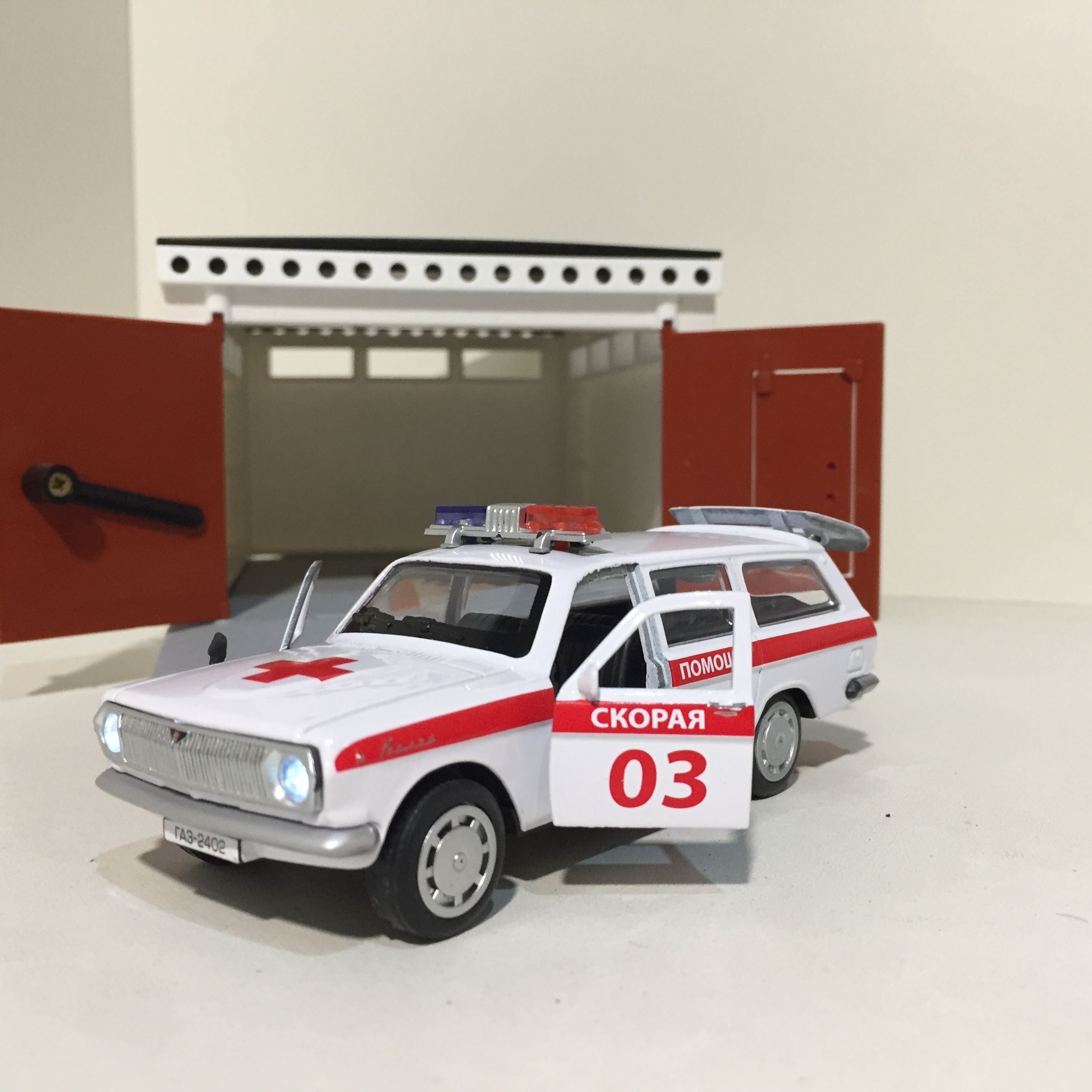 Гараж распашной и машинка скорая помощь Волга 2402 - звук, металл, инерция, открытие дверей, багажника