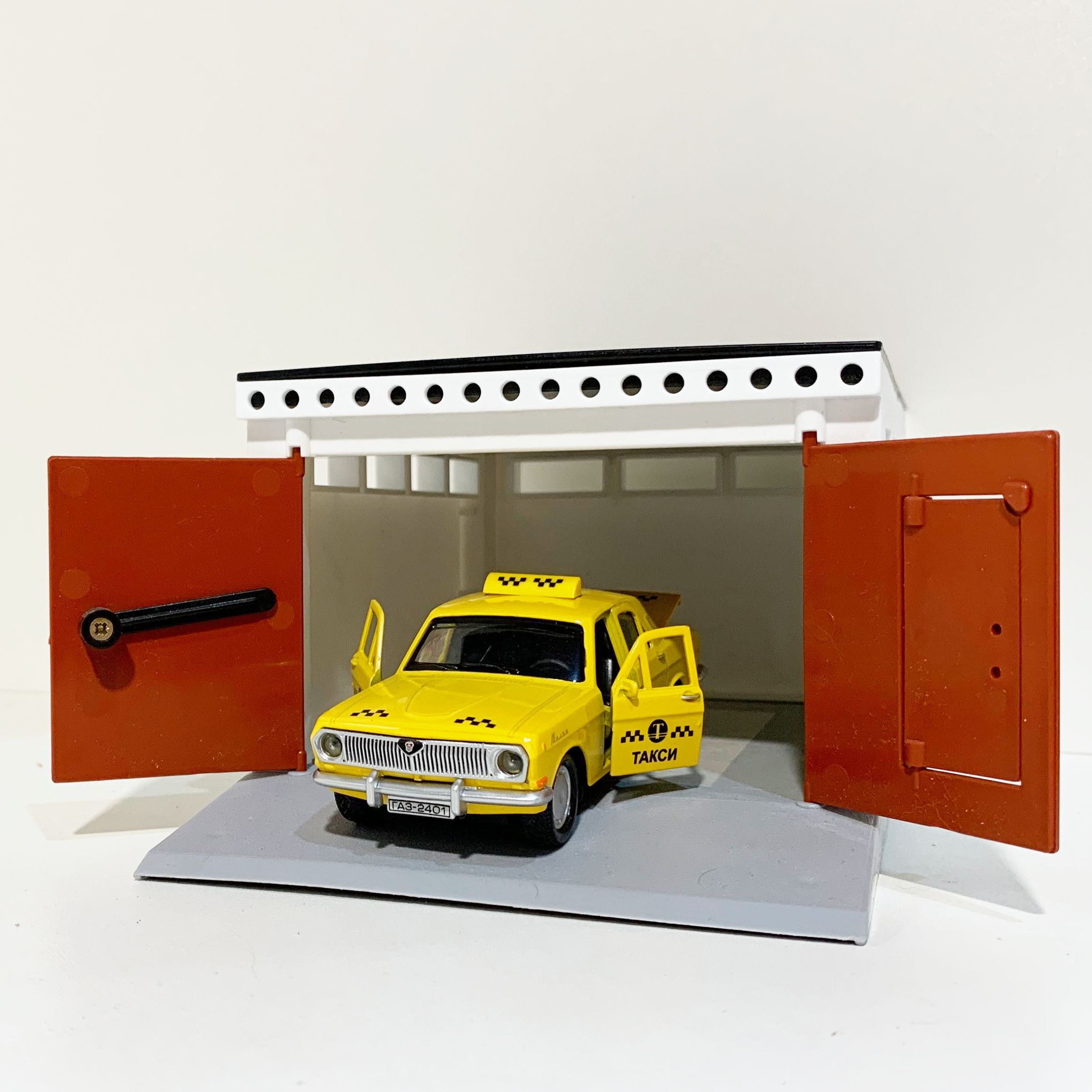 Гараж с распашными воротами и желтая Волга ГАЗ 2401 седан, метал., инерц., откр. дверей