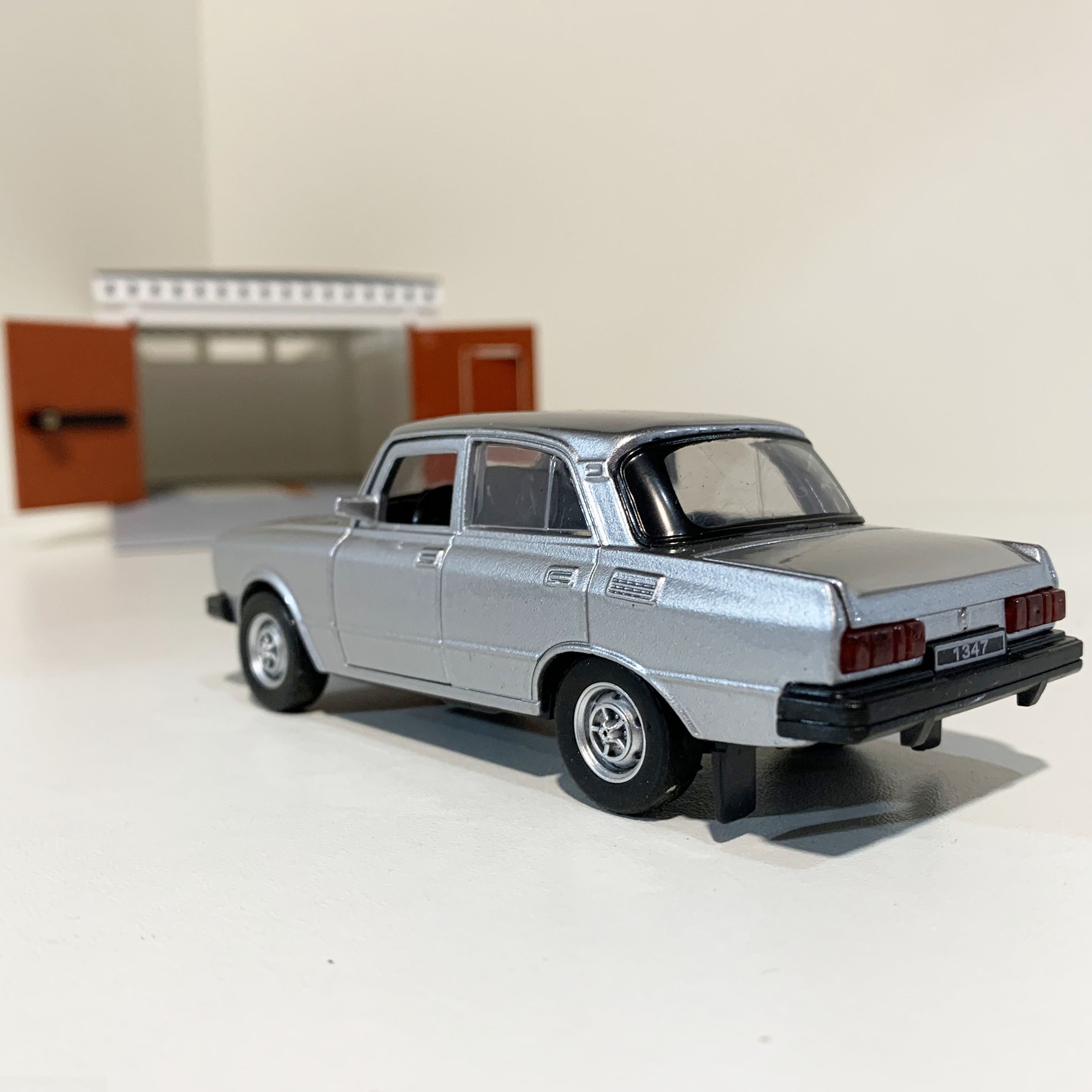 Гараж с распашными воротами и металлическая машинка 12 см модель Москвич-2140sl инерция, 2 откр. двери и багажник - серебристый