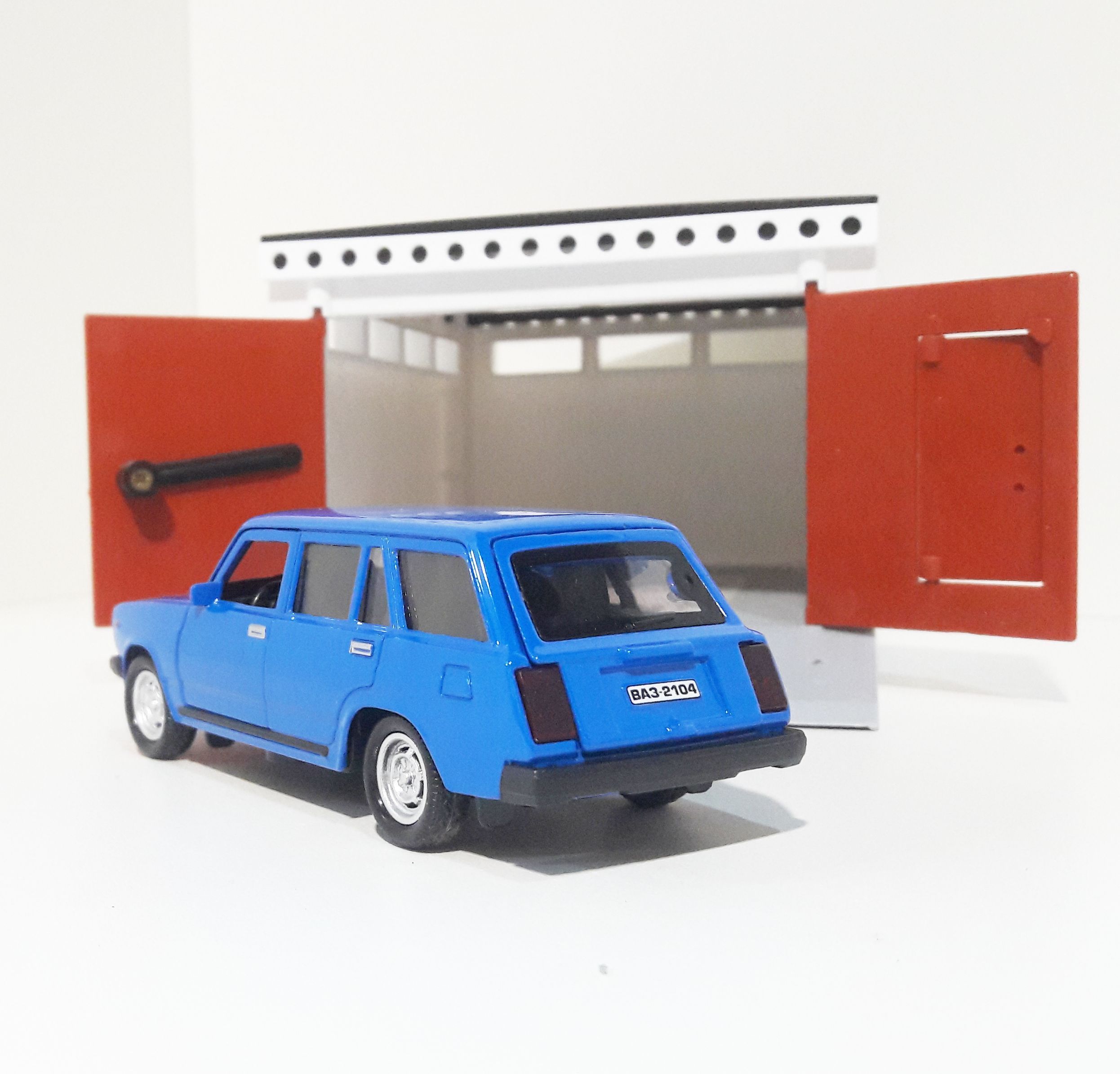 Игрушечный разборный гараж с распашными воротами 21 см и металлическая инерционная 12 см машинка 2104 с открывающимися дверями синяя