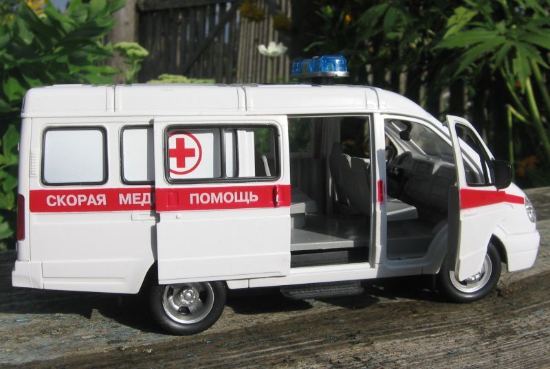 Игрушка машинка автобус Скорая помощь 20 см со сдвижной дверью пластик