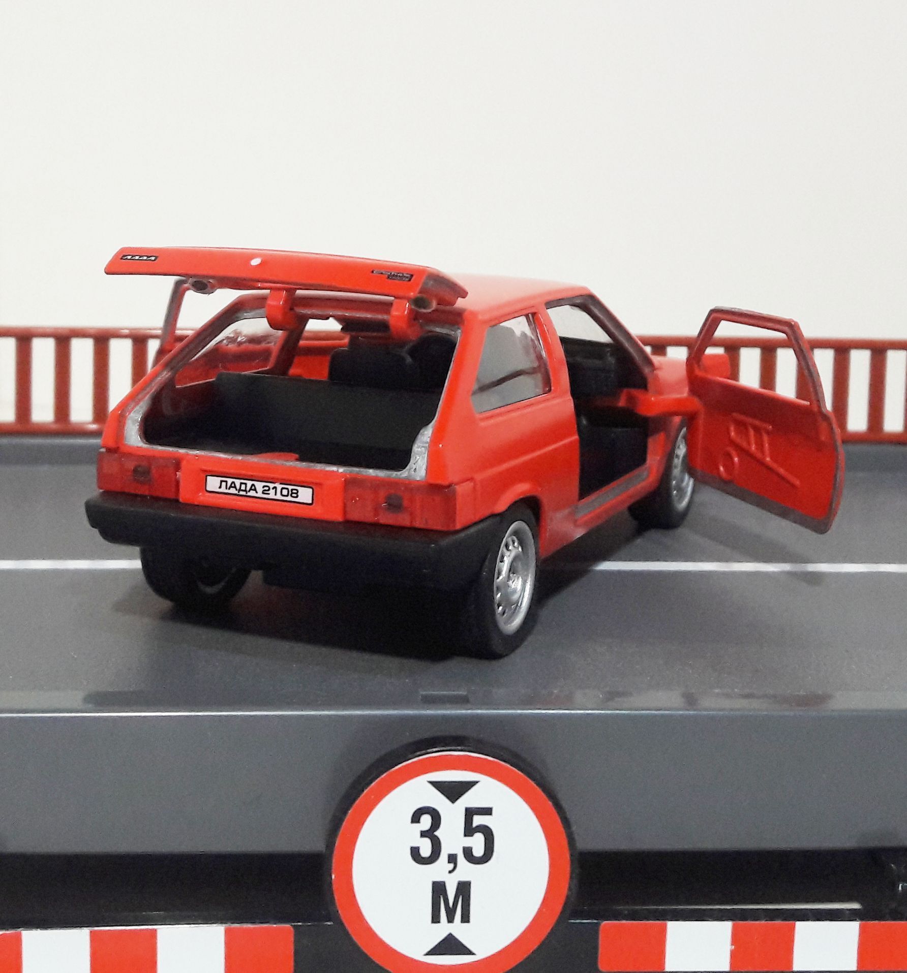 Металлическая инерционная машинка ЛАДА 2108 красная