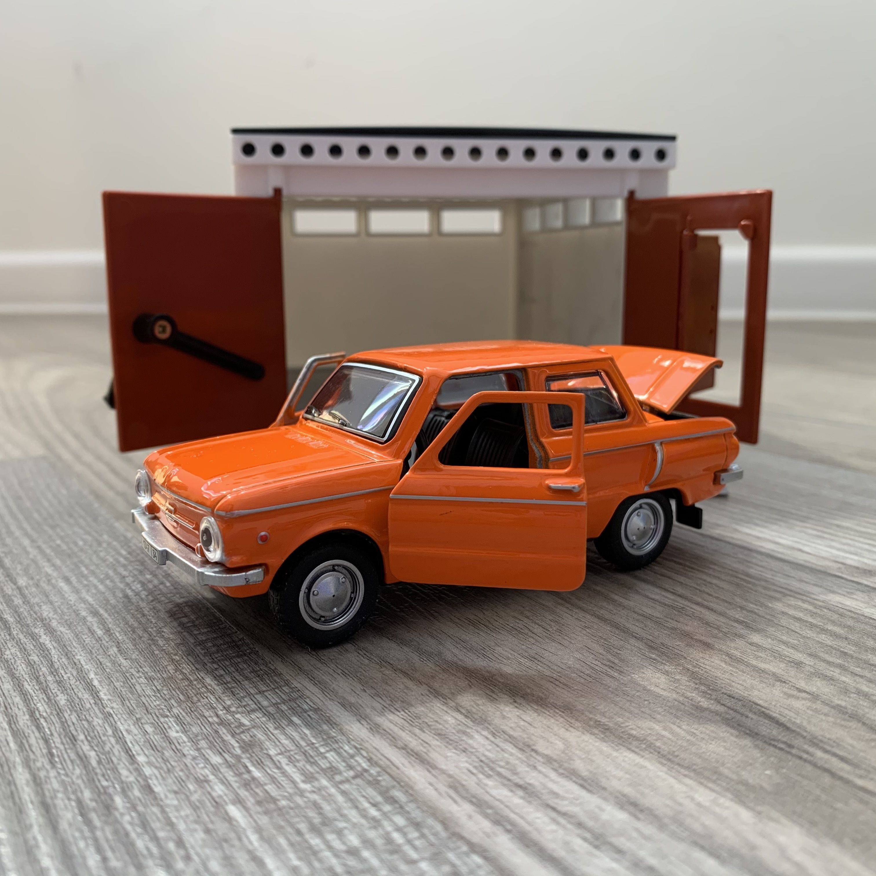 Гараж с распашными воротами и металлическая машинка 12 см модель Запорожец ЗАЗ-968А инерция, открытие 2-х дверей, багажника - оранжевый