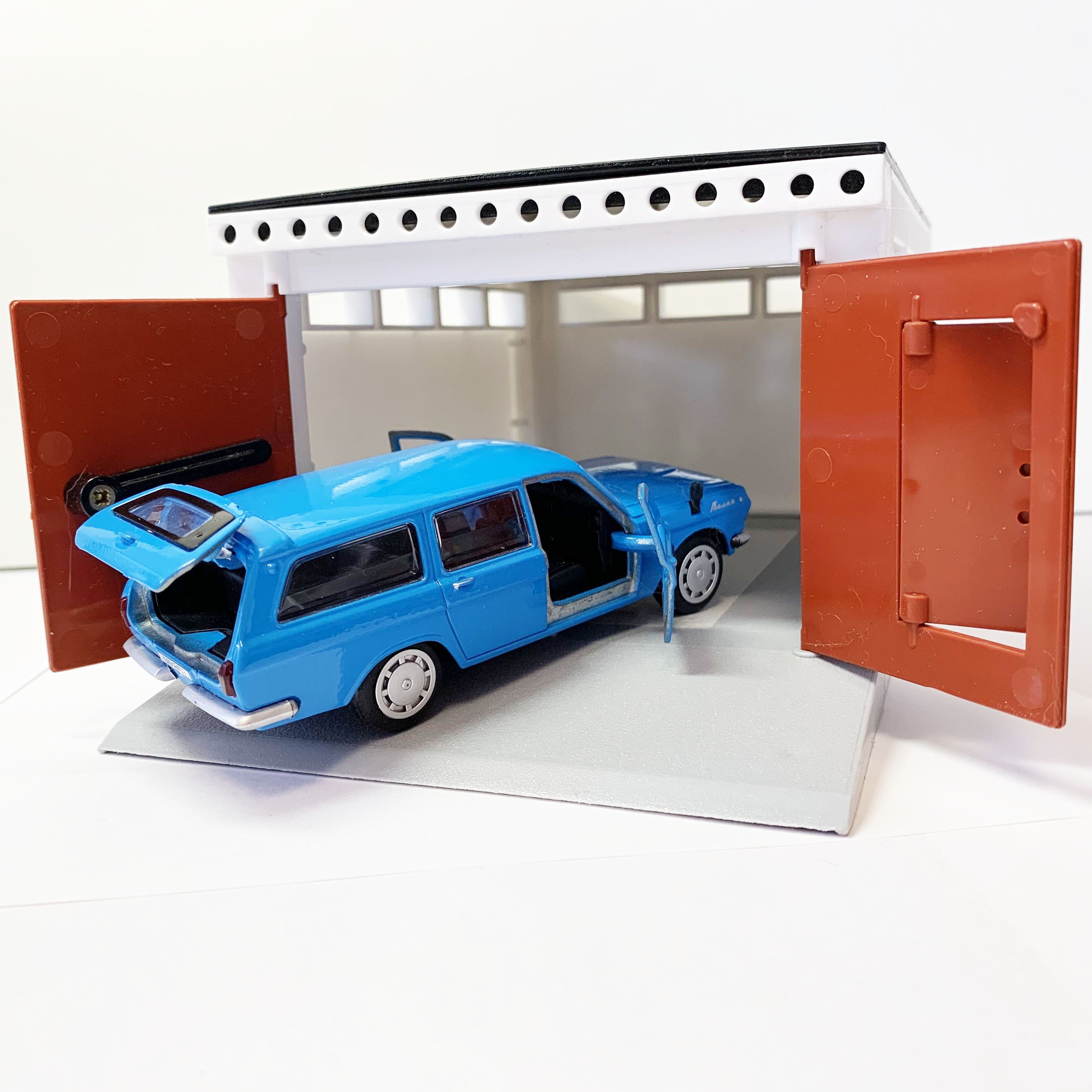 Гараж с распашными воротами и металлическая инерционная машинка Волга универсал 2402 с открывающимися дверями 12 см - голубая