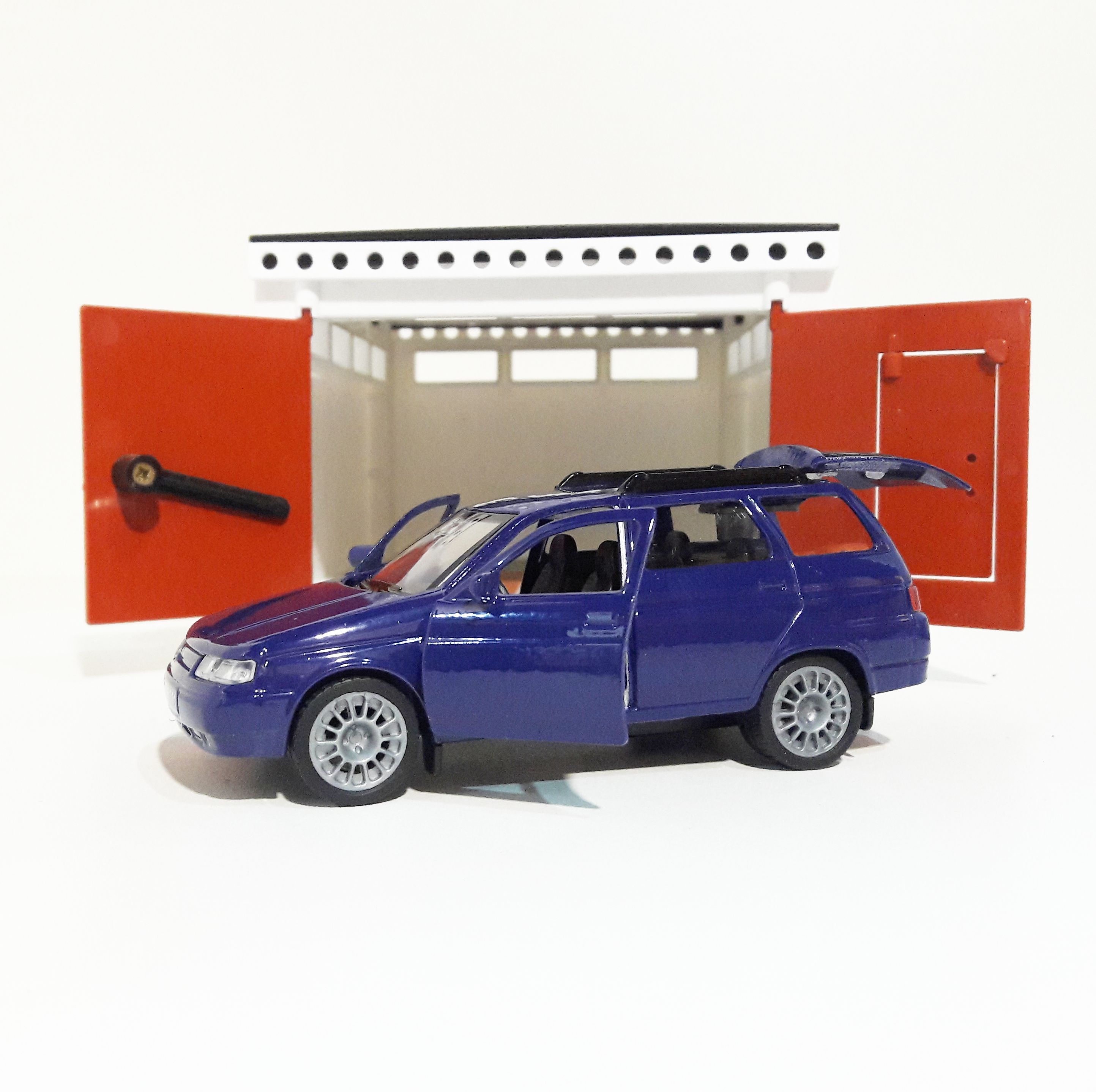 Гараж с распашными воротами и металлическая машинка универсал 2111 инерция, открывающиеся двери и багажник синяя