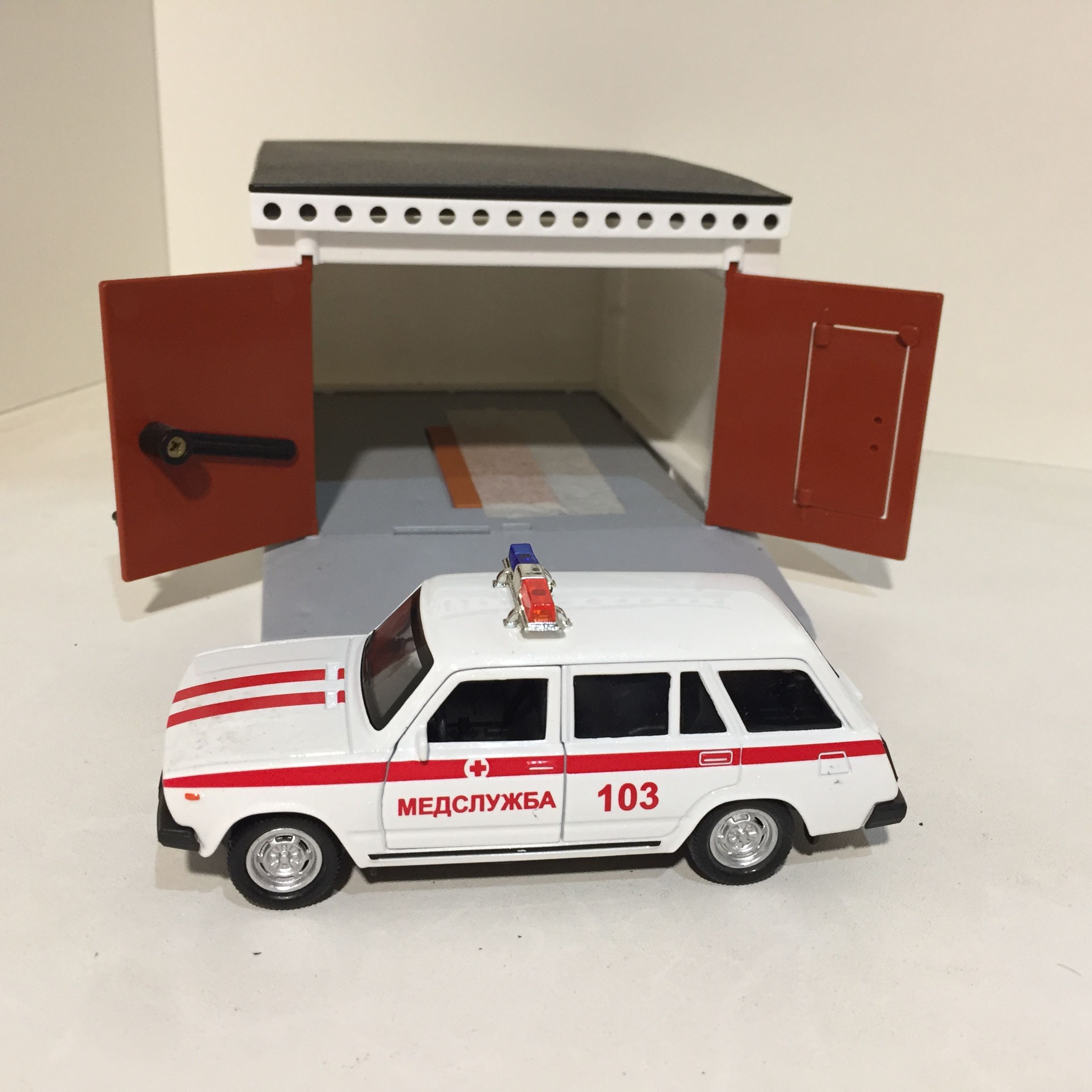 Гараж распашной и машинка скорая помощь 2104 - звук, металл, инерция, открытие дверей, багажника