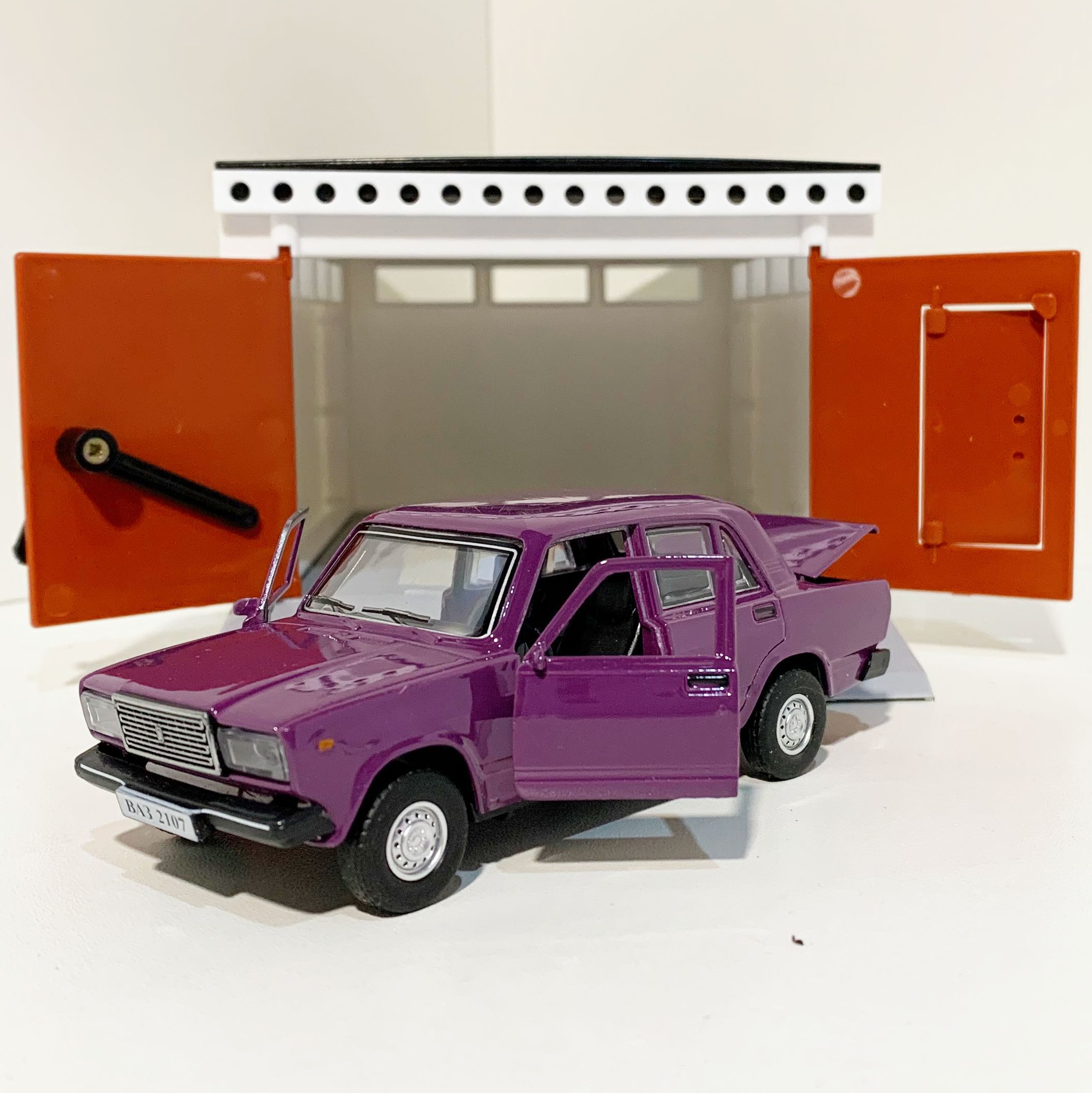 Гараж с распашными воротами и металлическая машинка 12 см модель ВАЗ 2107 инерция, 2 откр. двери и багажник - баклажан