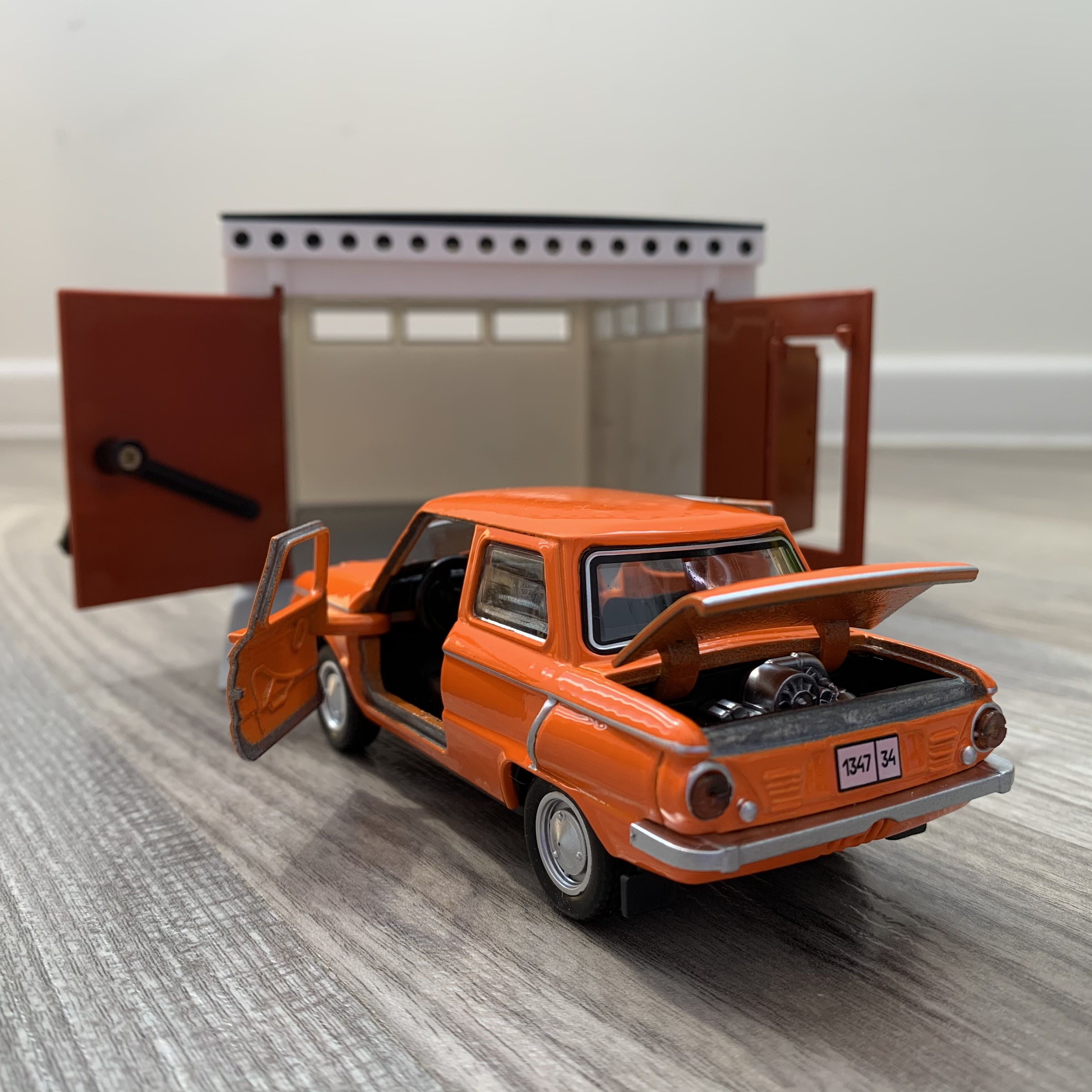 Гараж с распашными воротами и металлическая машинка 12 см модель Запорожец ЗАЗ-968А инерция, открытие 2-х дверей, багажника - оранжевый