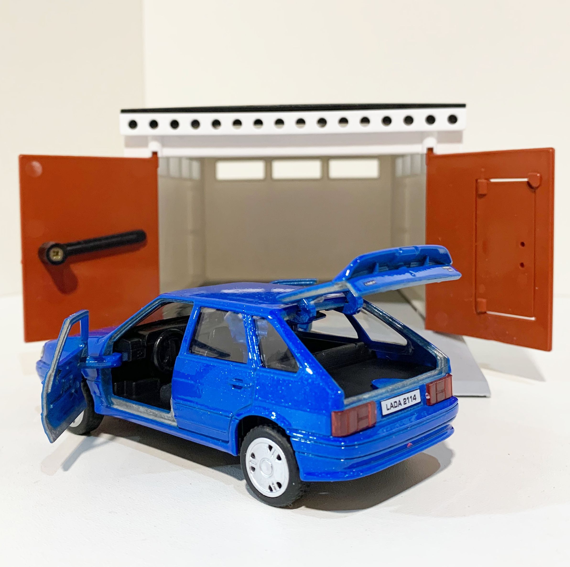 Гараж с распашными воротами и металлическая инерционная машинка ВАЗ 2114 с открывающимися дверями и багажником синяя