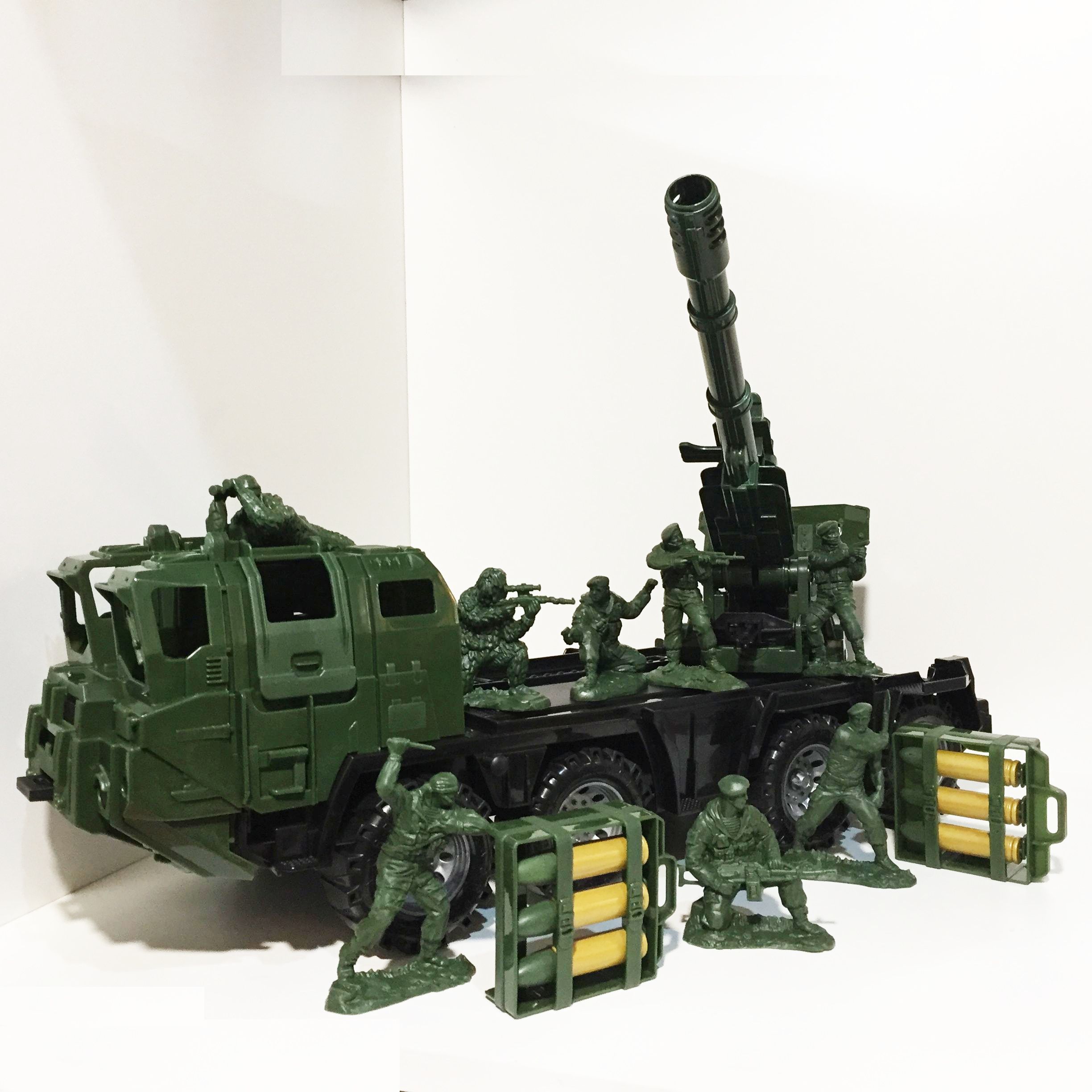 Игрушечная большая стреляющая военная пушка - самоходная артиллерийская установка с набором из 8-ми крупных солдатиков