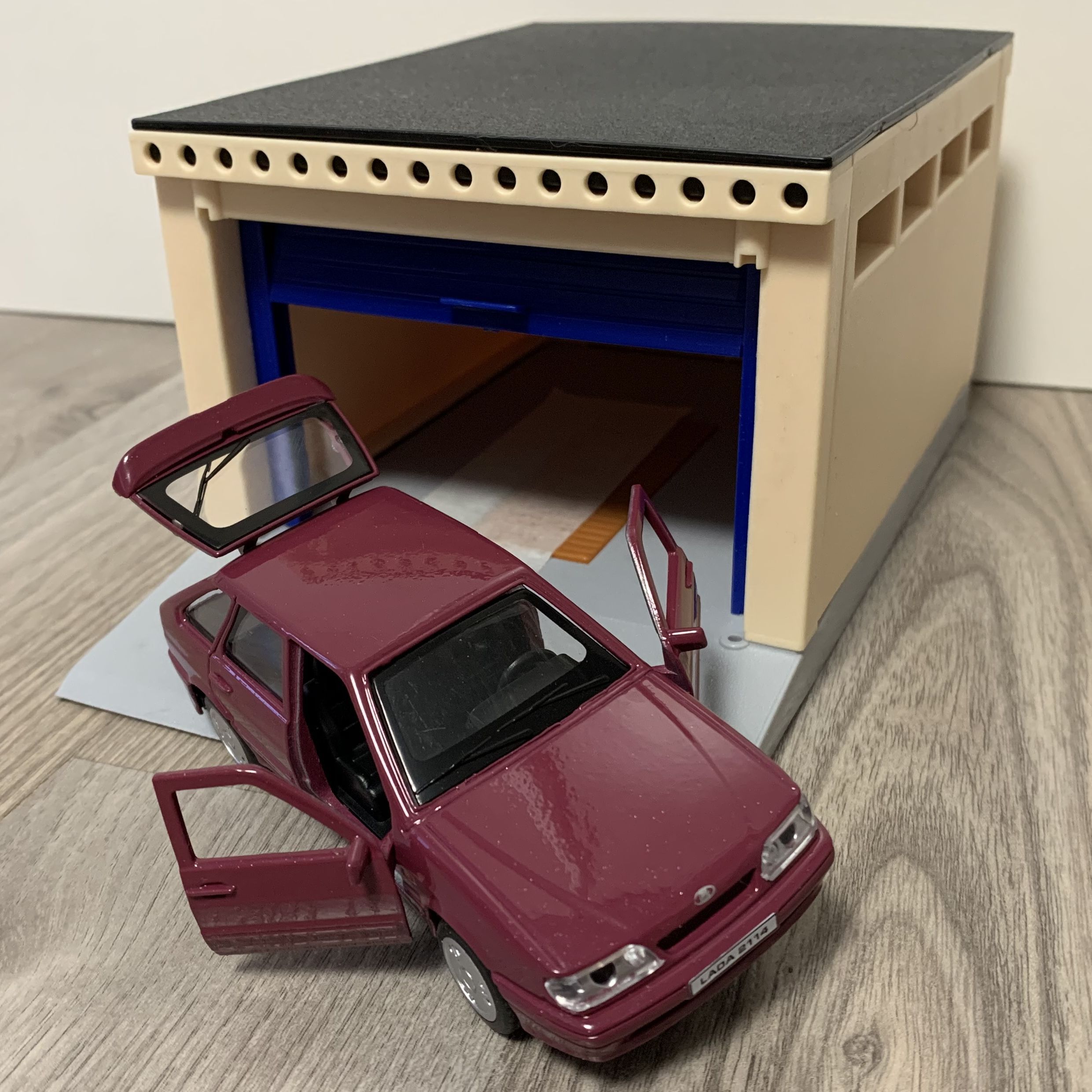 Игрушечный разборный гараж с подъемными воротами - модель 12 см Лада 2114 металлический кузов, инерция, открытие 2-х дверей и багажника- бордовая