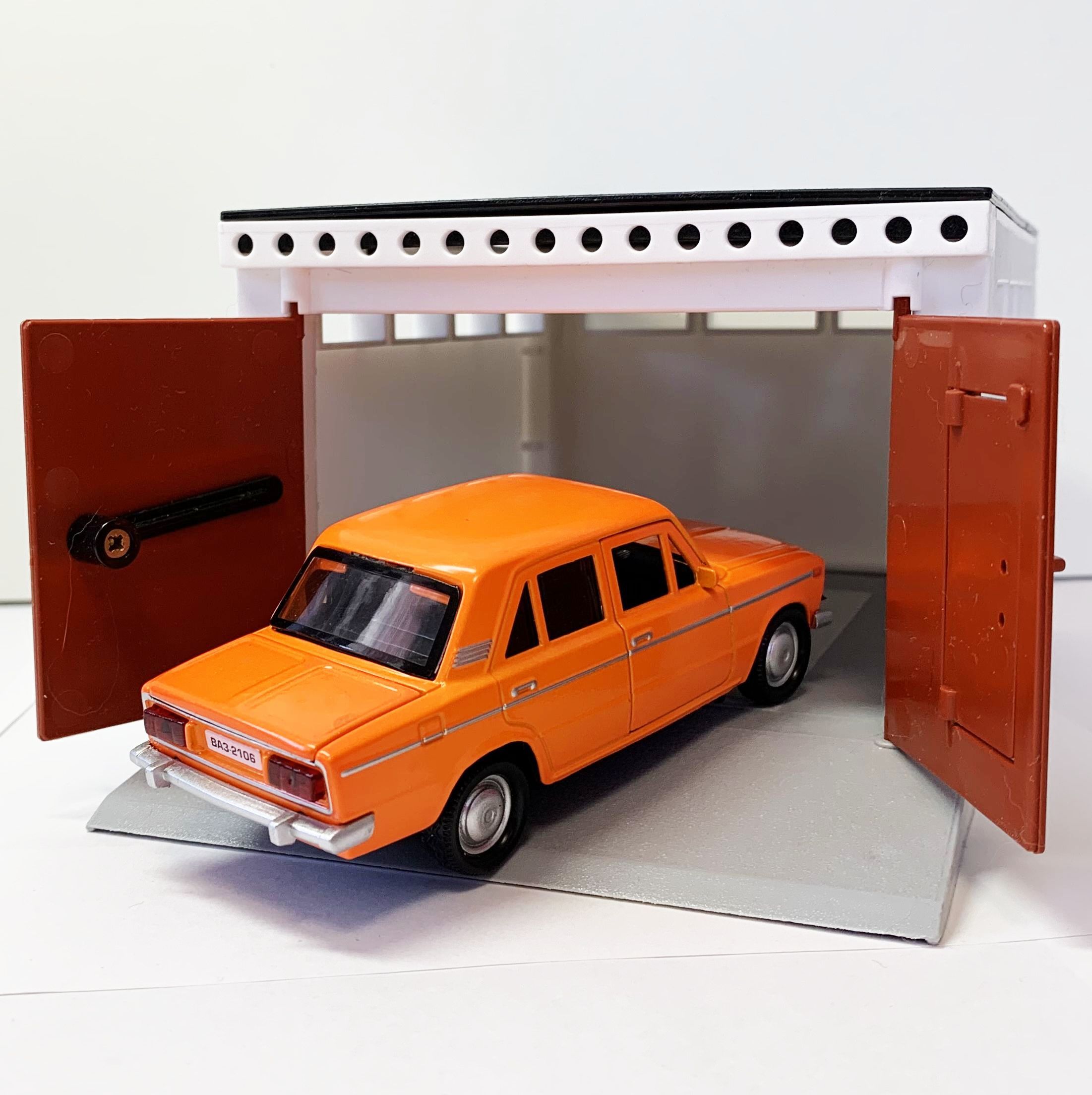 Гараж с распашными воротами и металлическая инерционная машинка ВАЗ 2106 с открывающимися дверями и багажником оранжевая