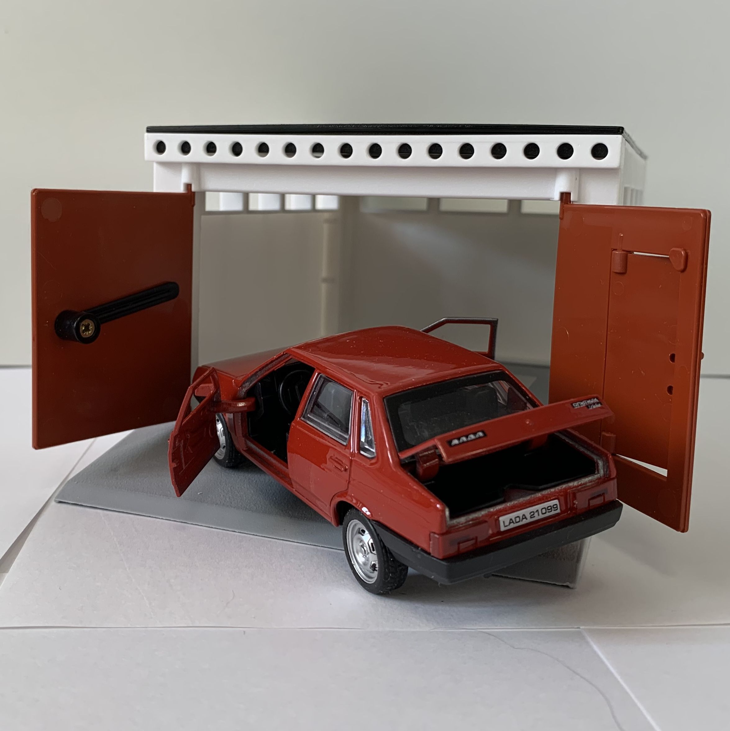 Металлическая машинка игрушка модель LADA 21099 КРАСНАЯ в ретро гараже с распашными воротами 21 см