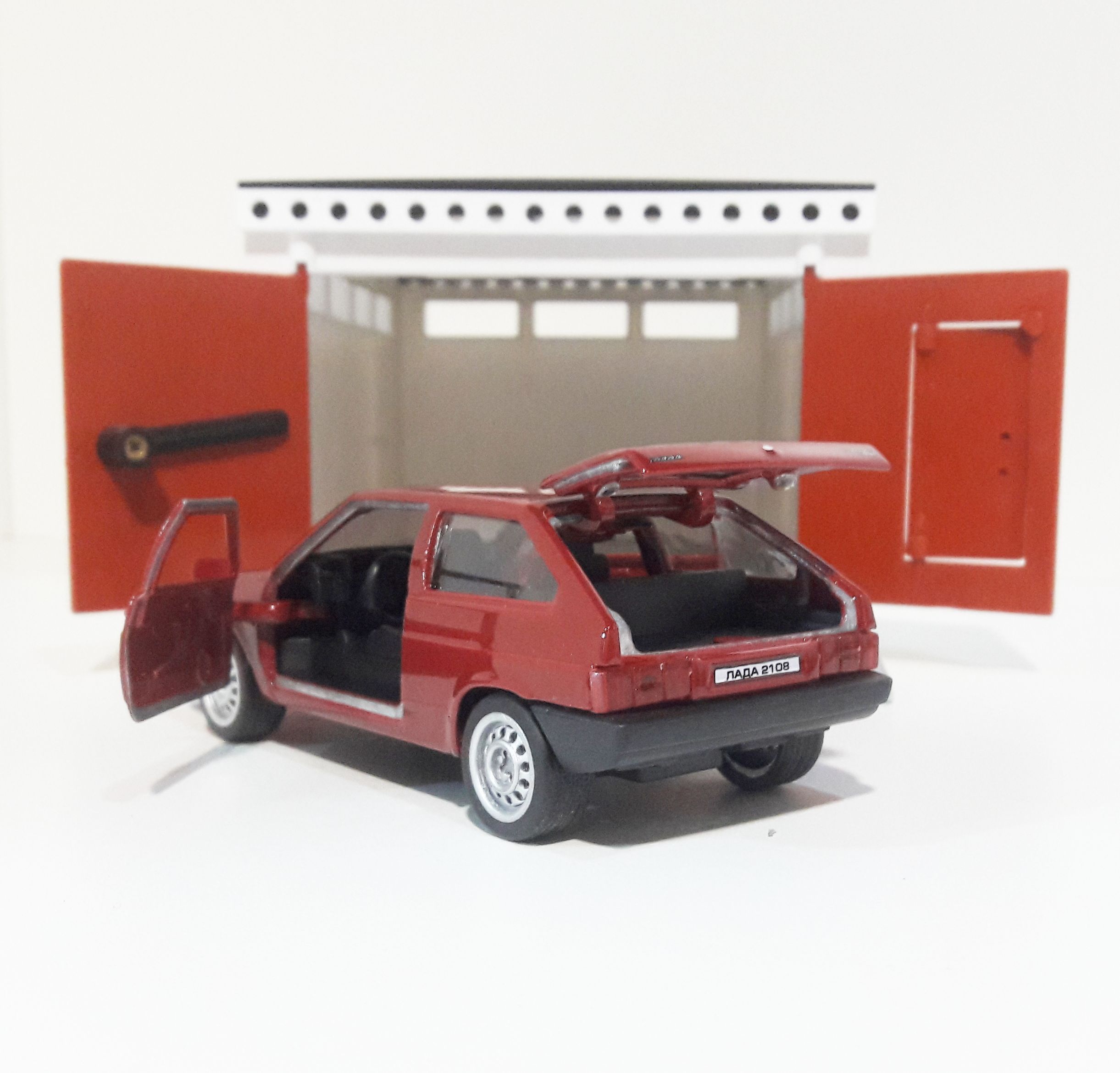 Гараж разборный и металлическая машинка 12 см с инерционным механизмом и открывающимися дверями вишневая